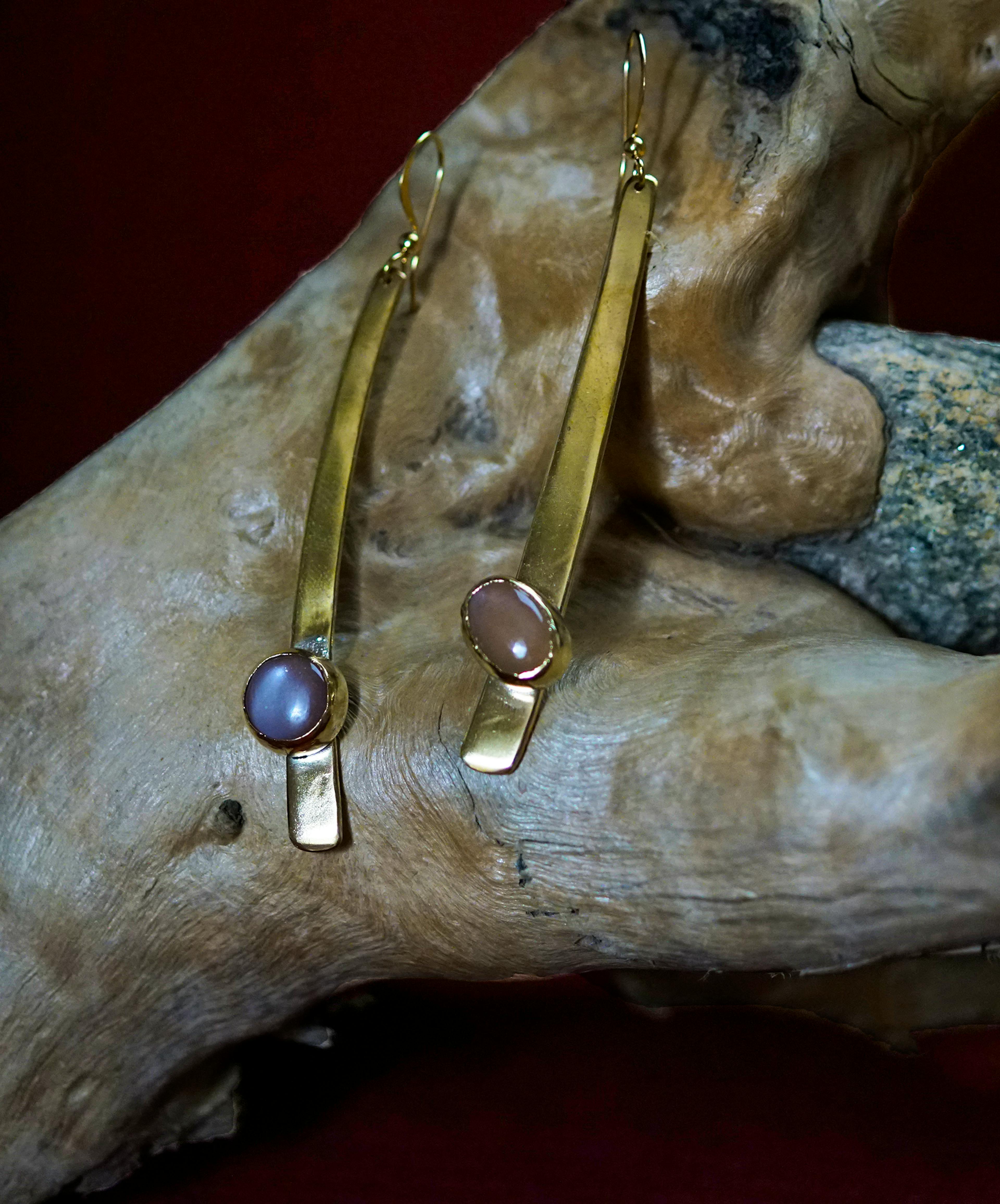 boucles d'oreilles exposées sur une racine