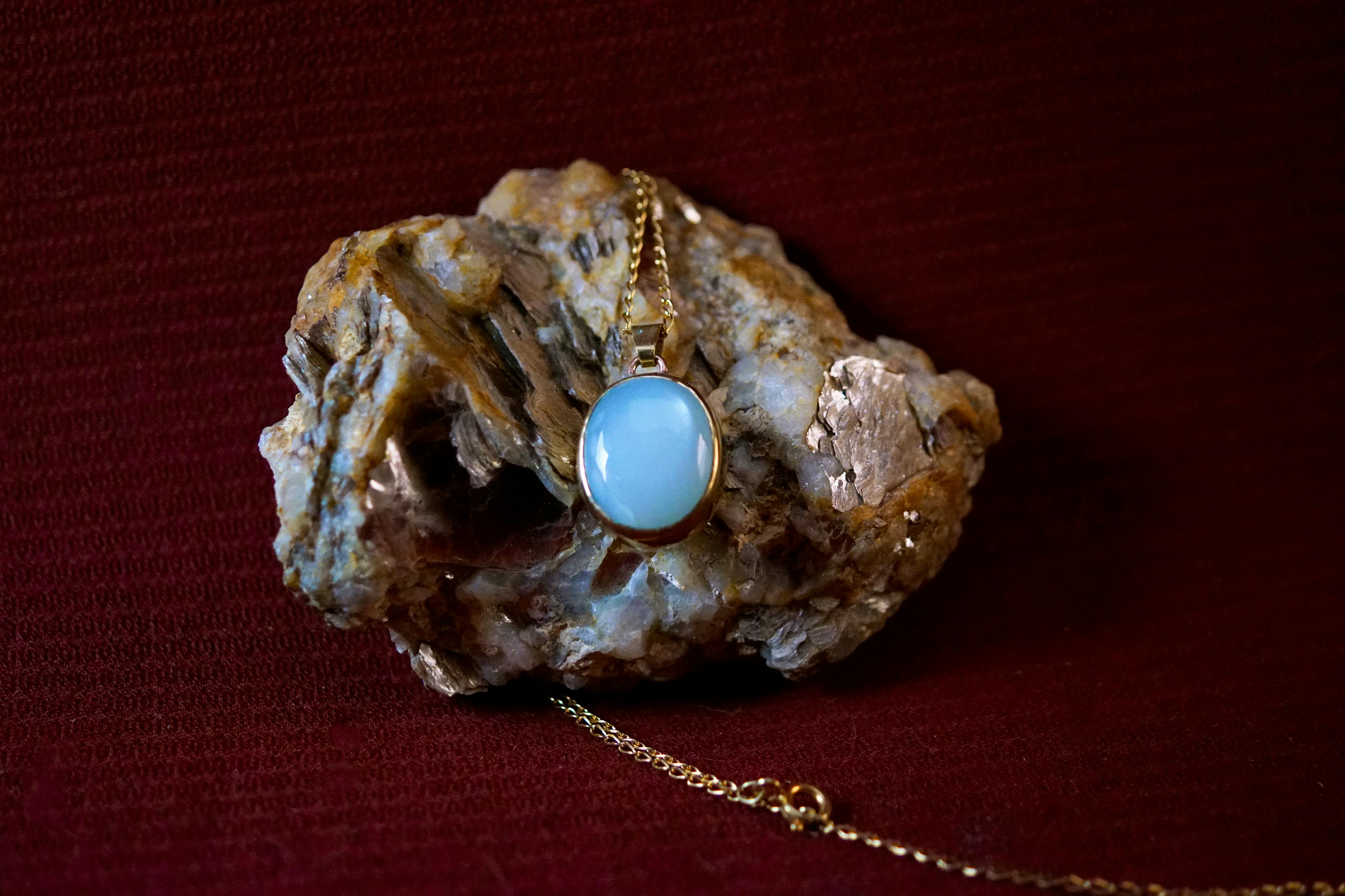 Pendentif exposées sur une pierre de mica