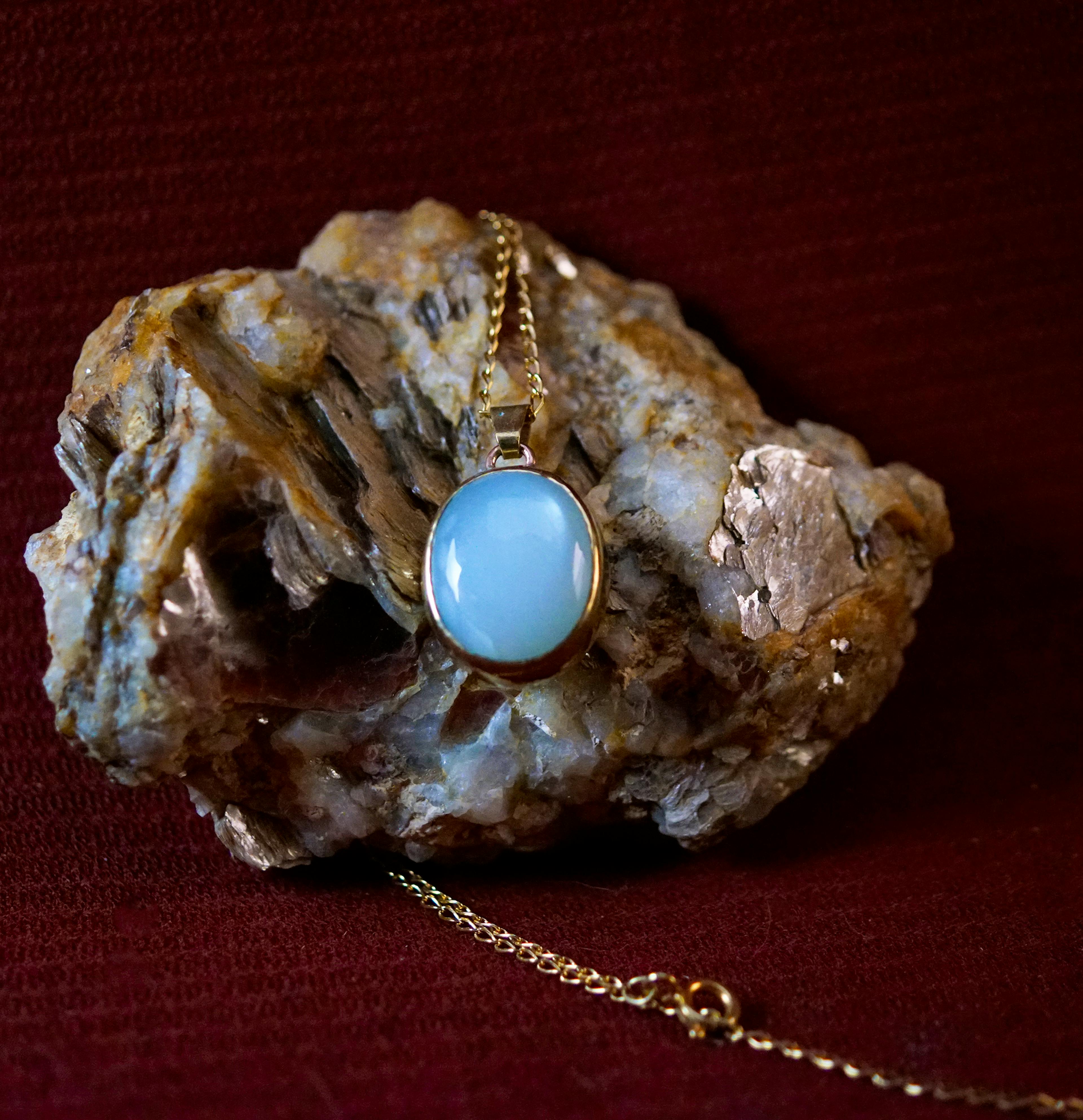 Pendentif exposées sur une pierre de mica