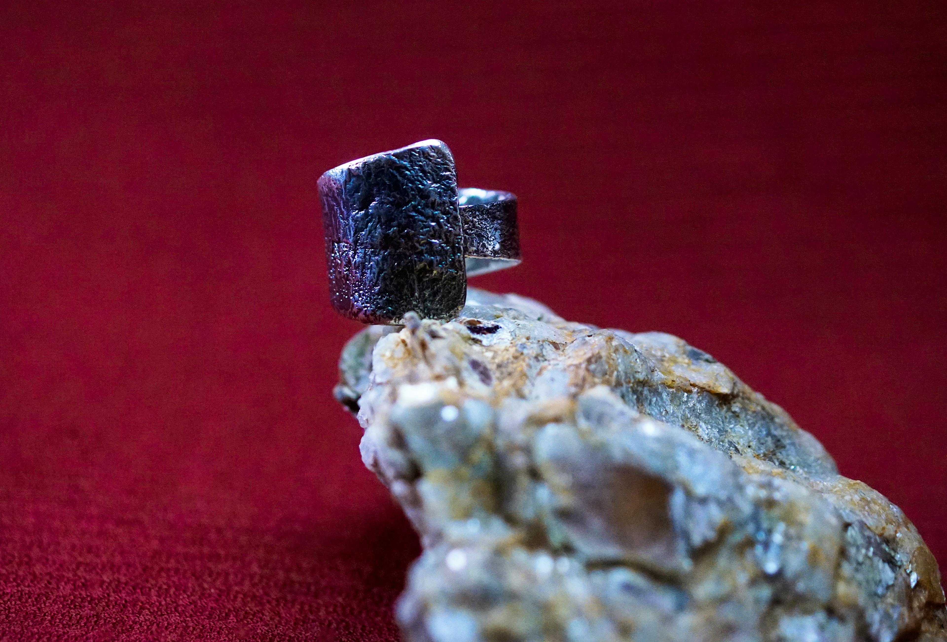 Bague cuivre plaqué argent posé sur une pierre de mica