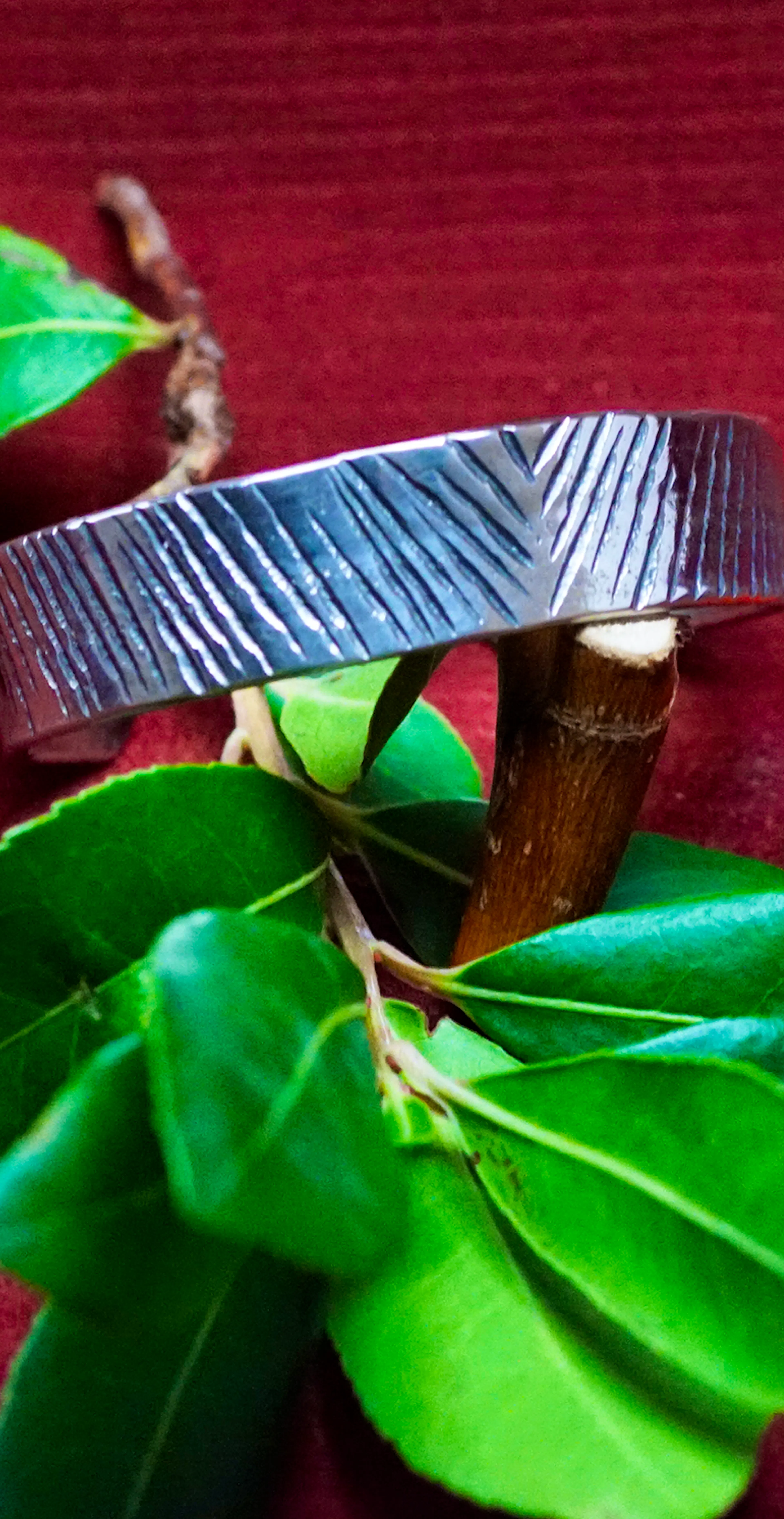 bracelet cuivre et argent posé sur une branche d'arbousié
