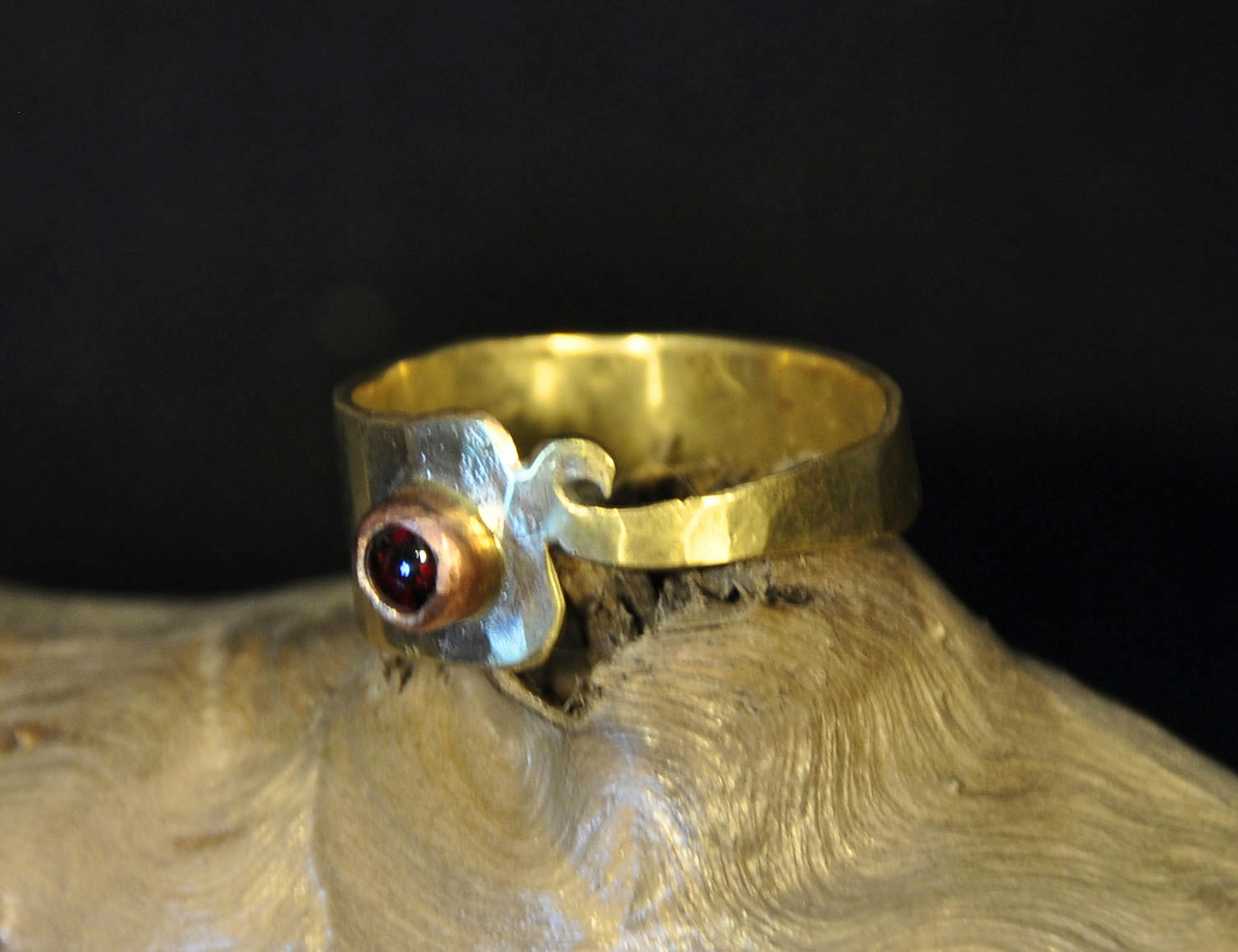 bague laiton posé sur une racine