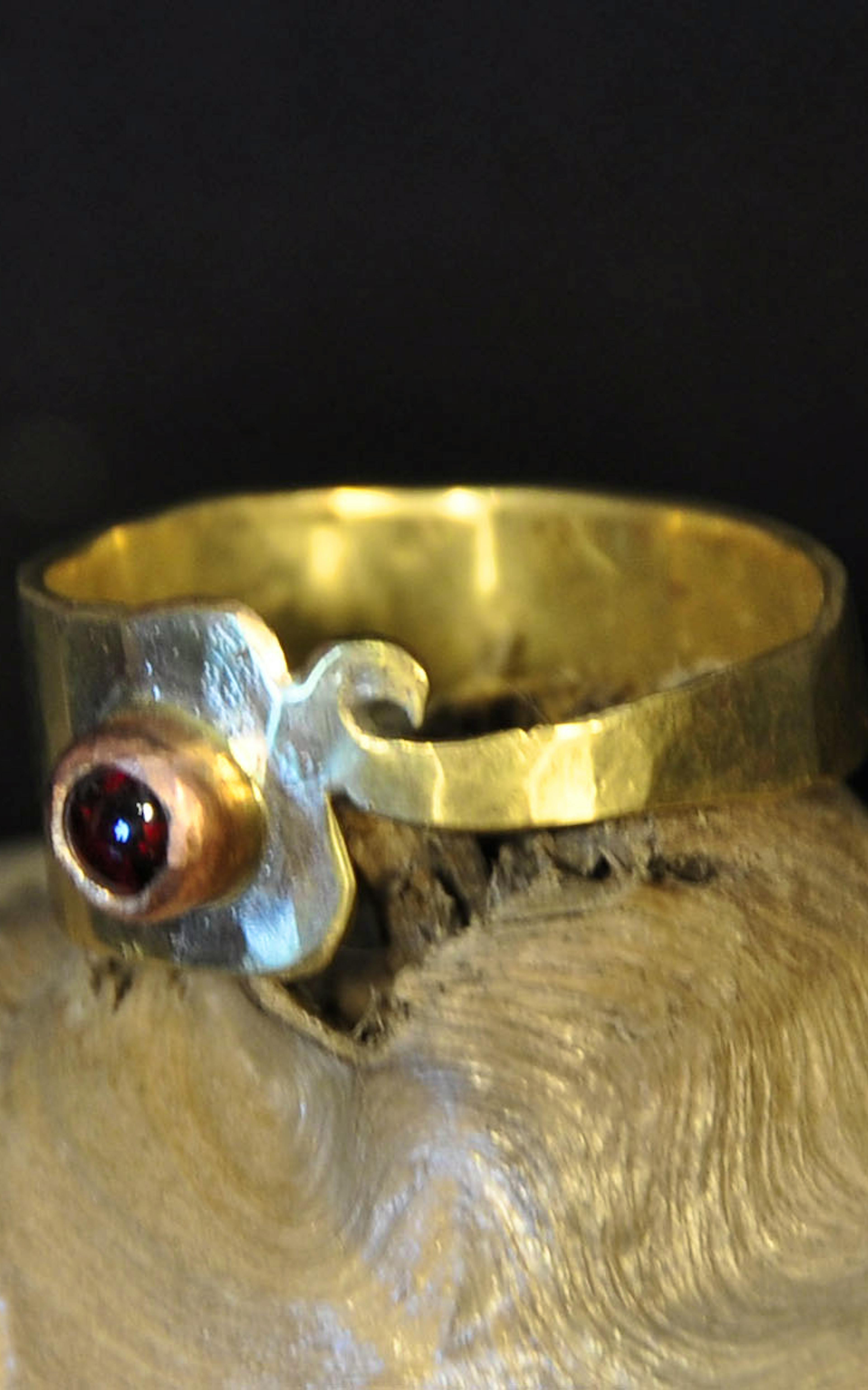 bague laiton posé sur une racine