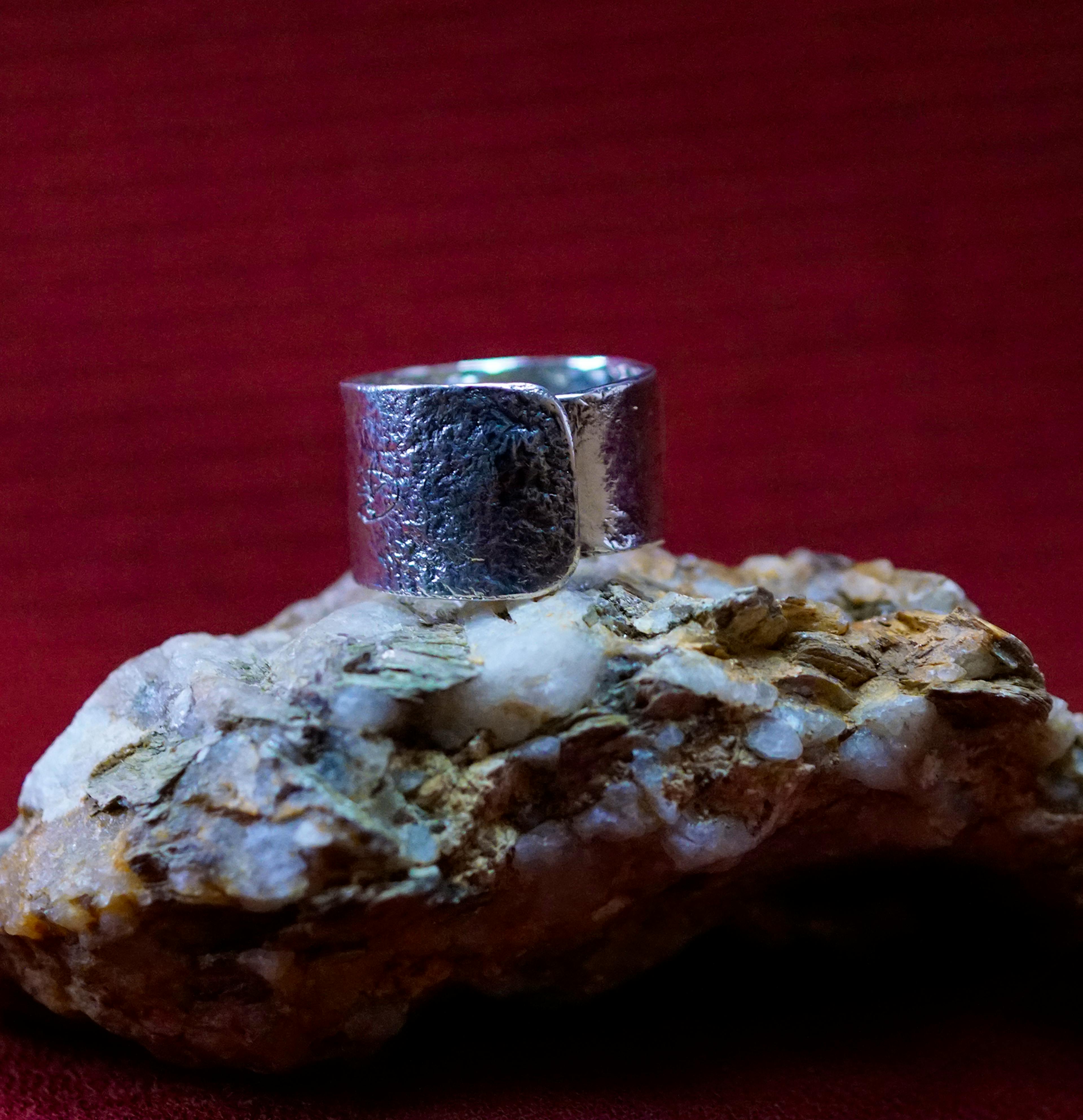 Bague cuivre plaqué argent posé sur une pierre de mica