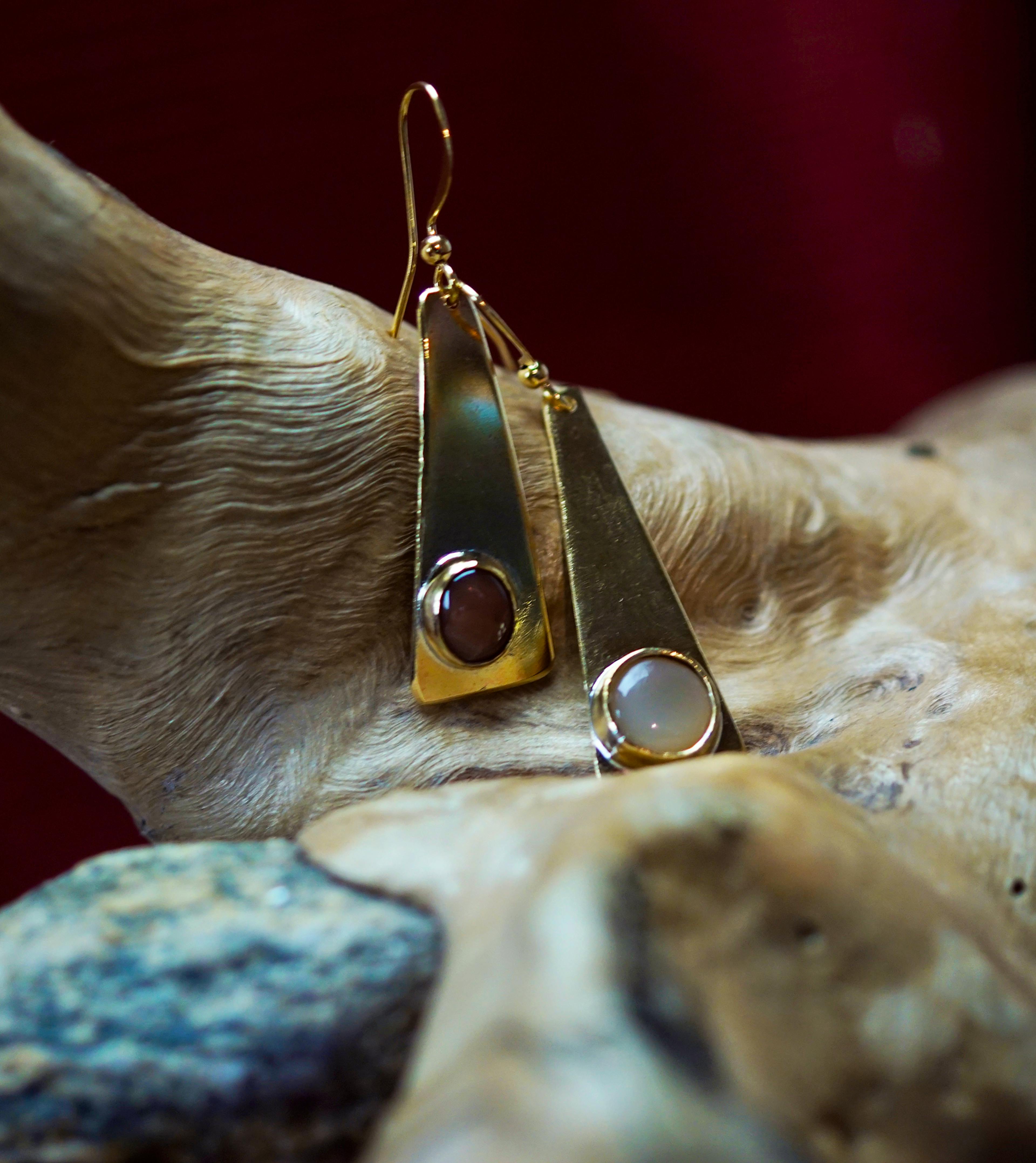 boucles d'oreilles exposées sur une racine