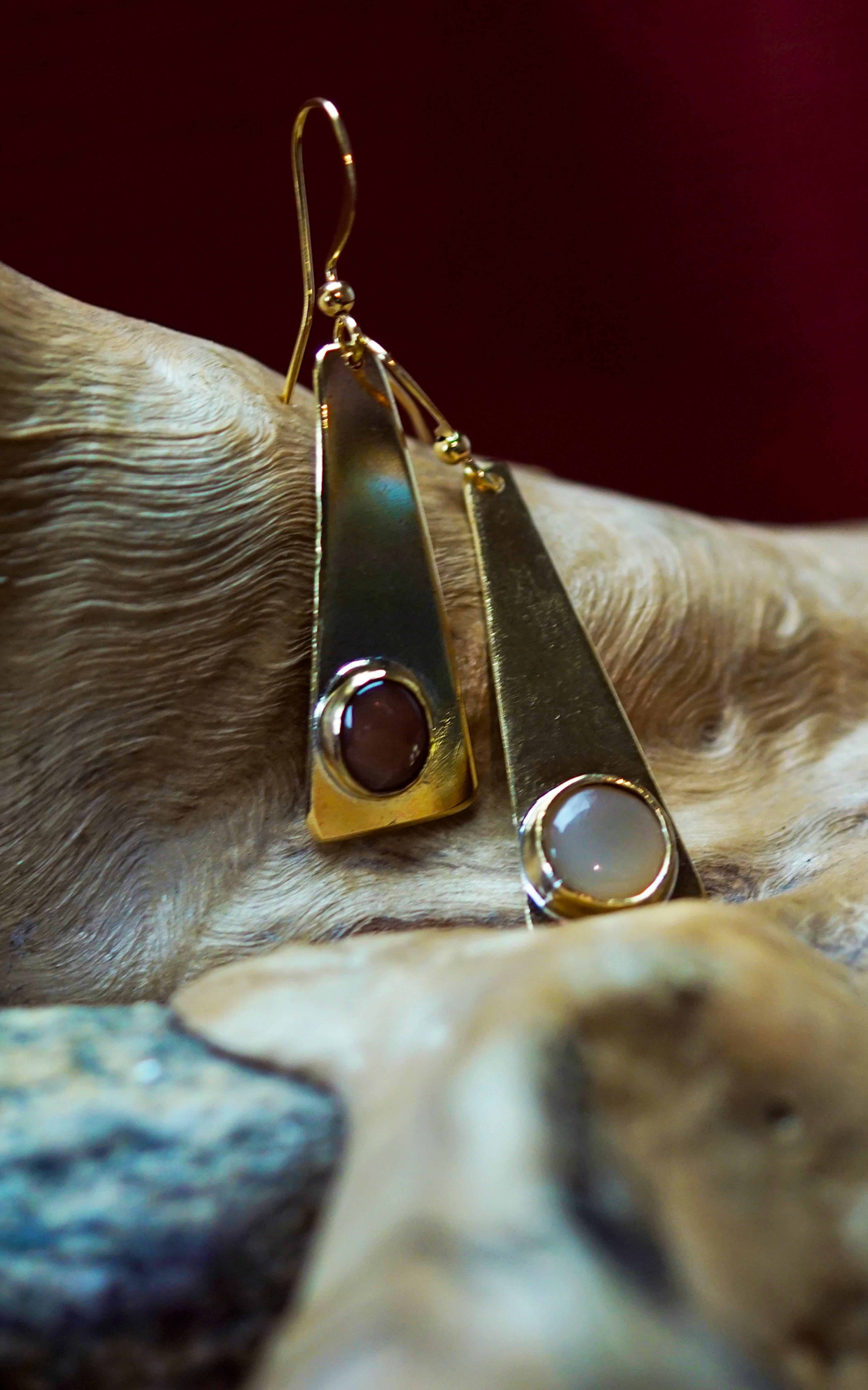 boucles d'oreilles exposées sur une racine