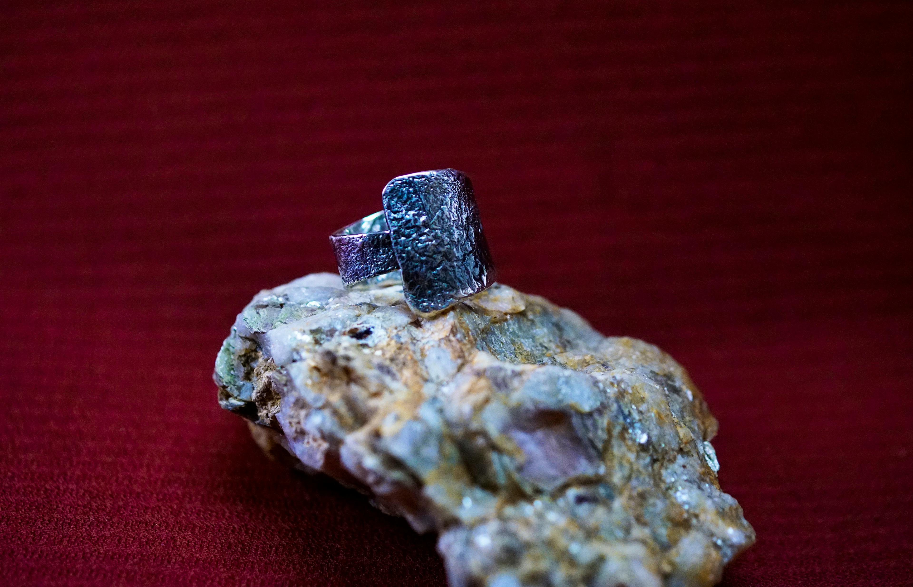 Bague cuivre plaqué argent posé sur une pierre de mica