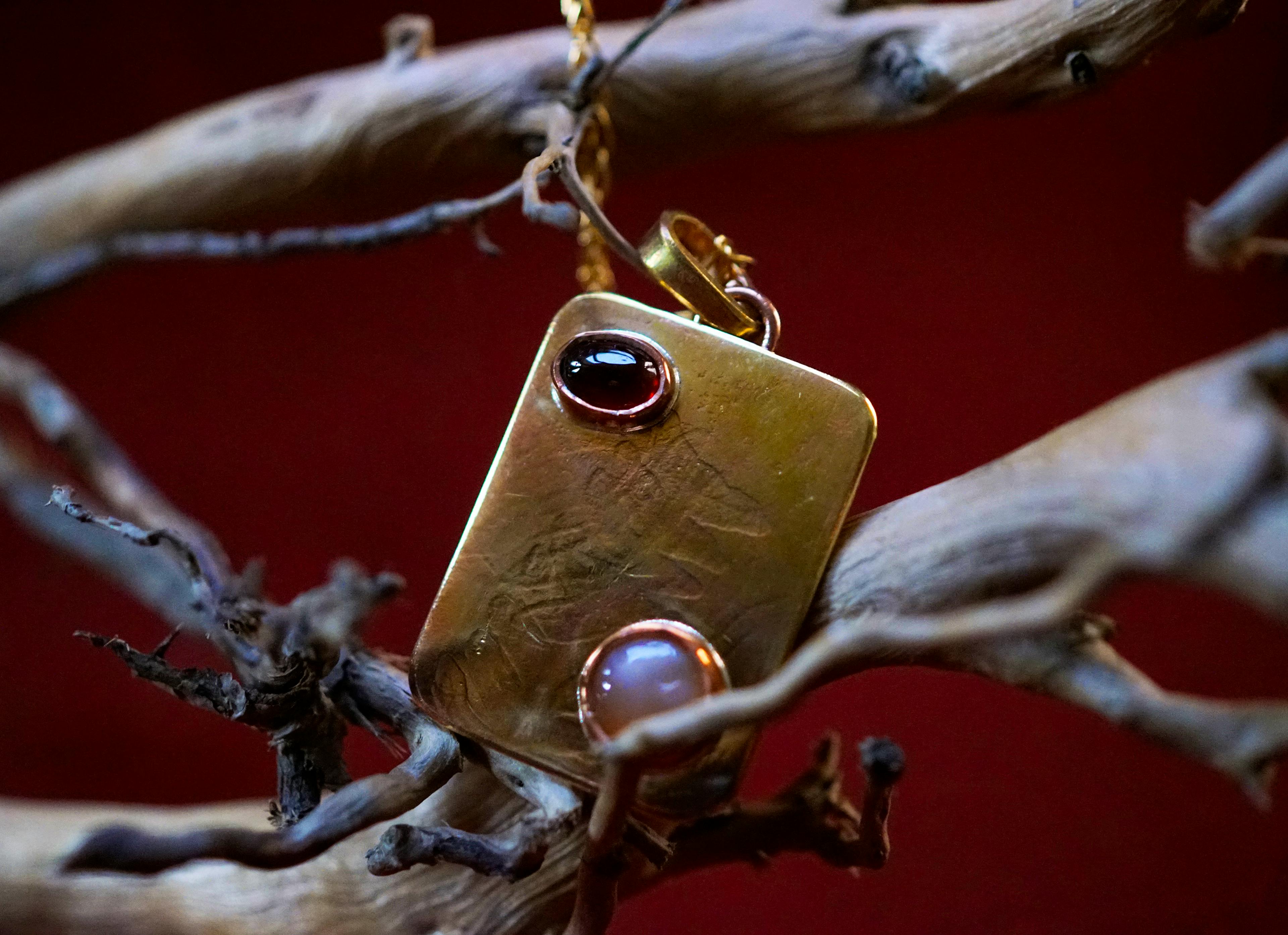 Pendentif exposé sur une racine