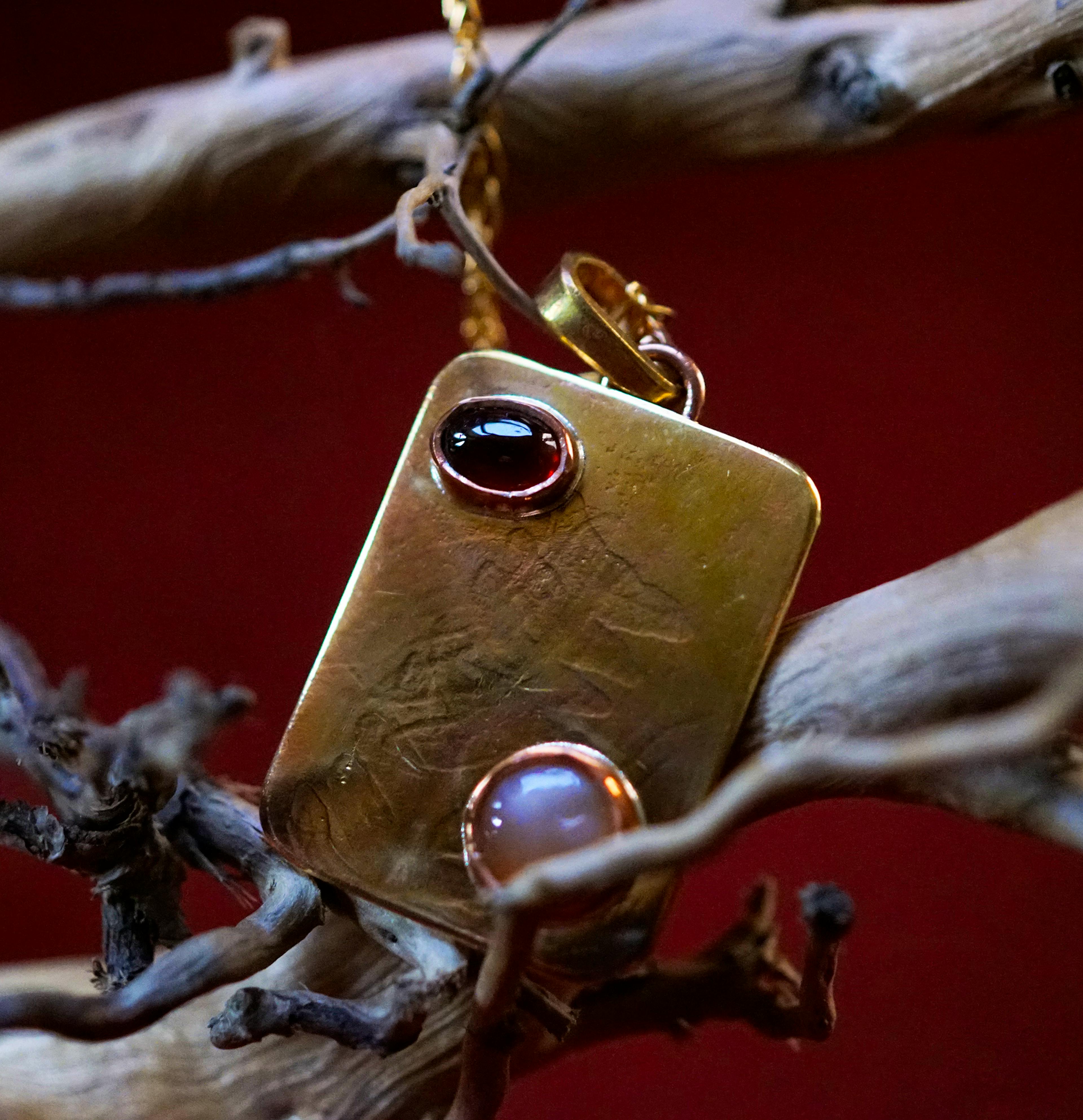 Pendentif exposé sur une racine