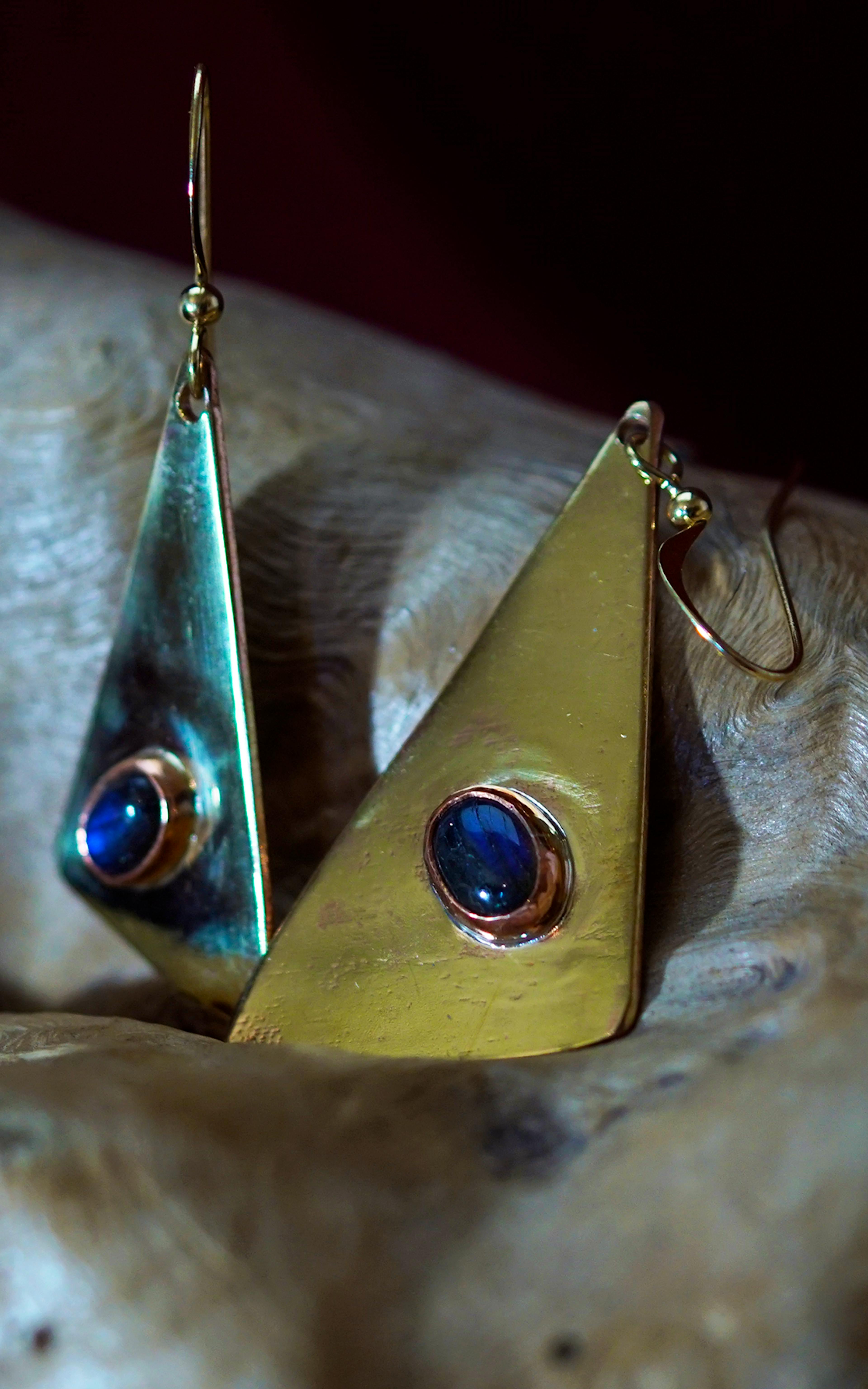 boucles d'oreilles exposées sur une racine