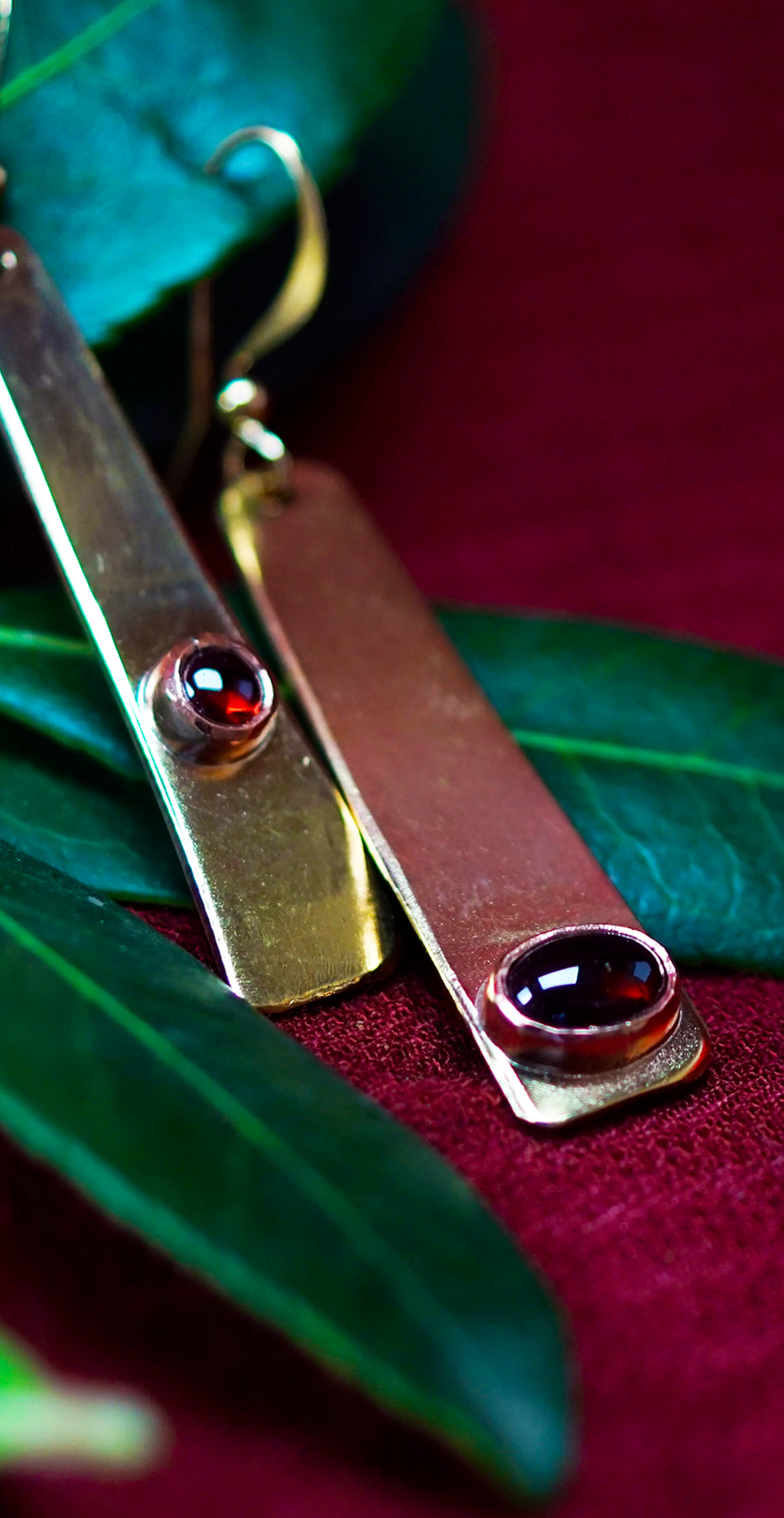 boucles d'oreilles exposées sur une branche d'arbousié