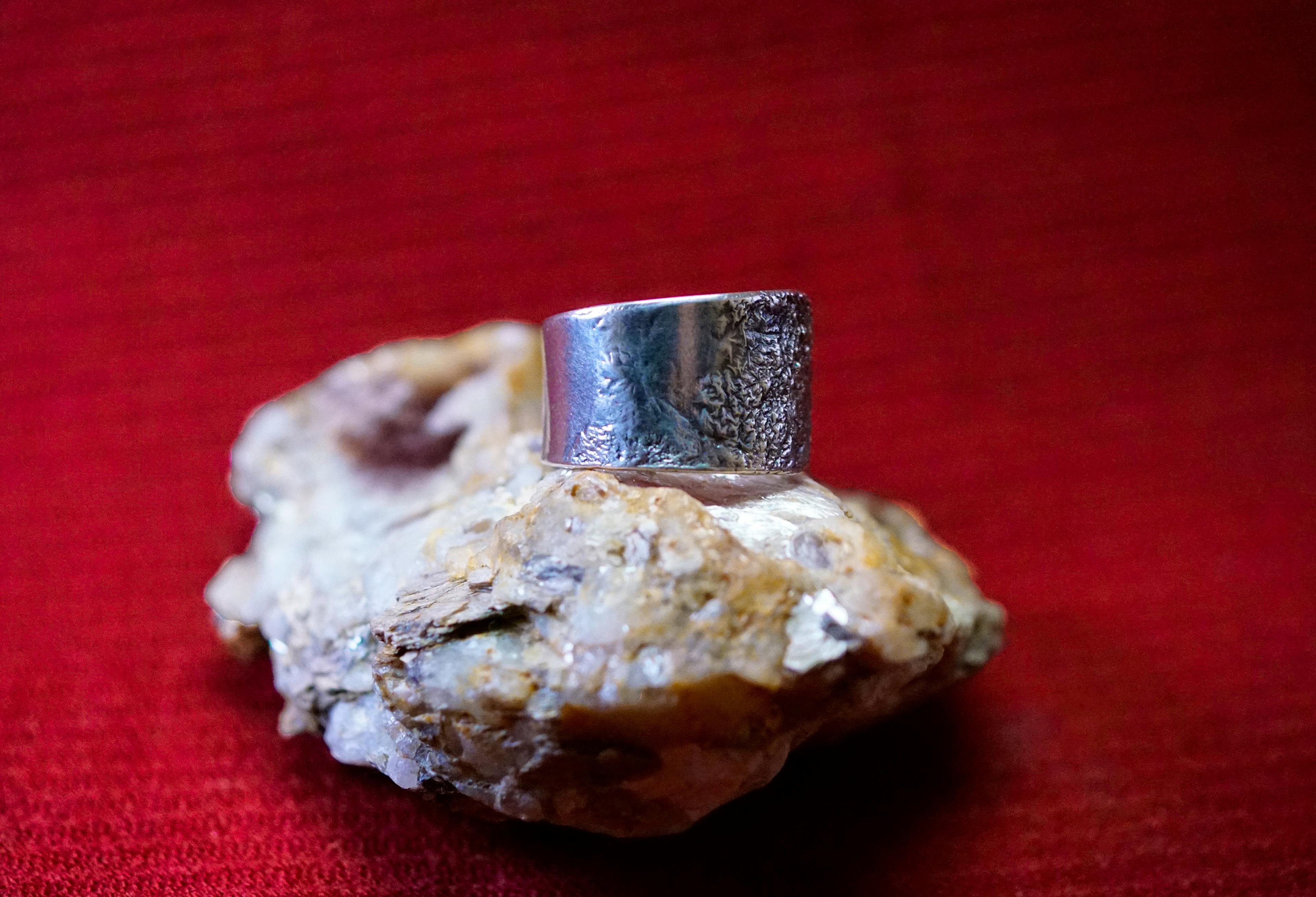 Bague cuivre plaqué argent posé sur une pierre de mica