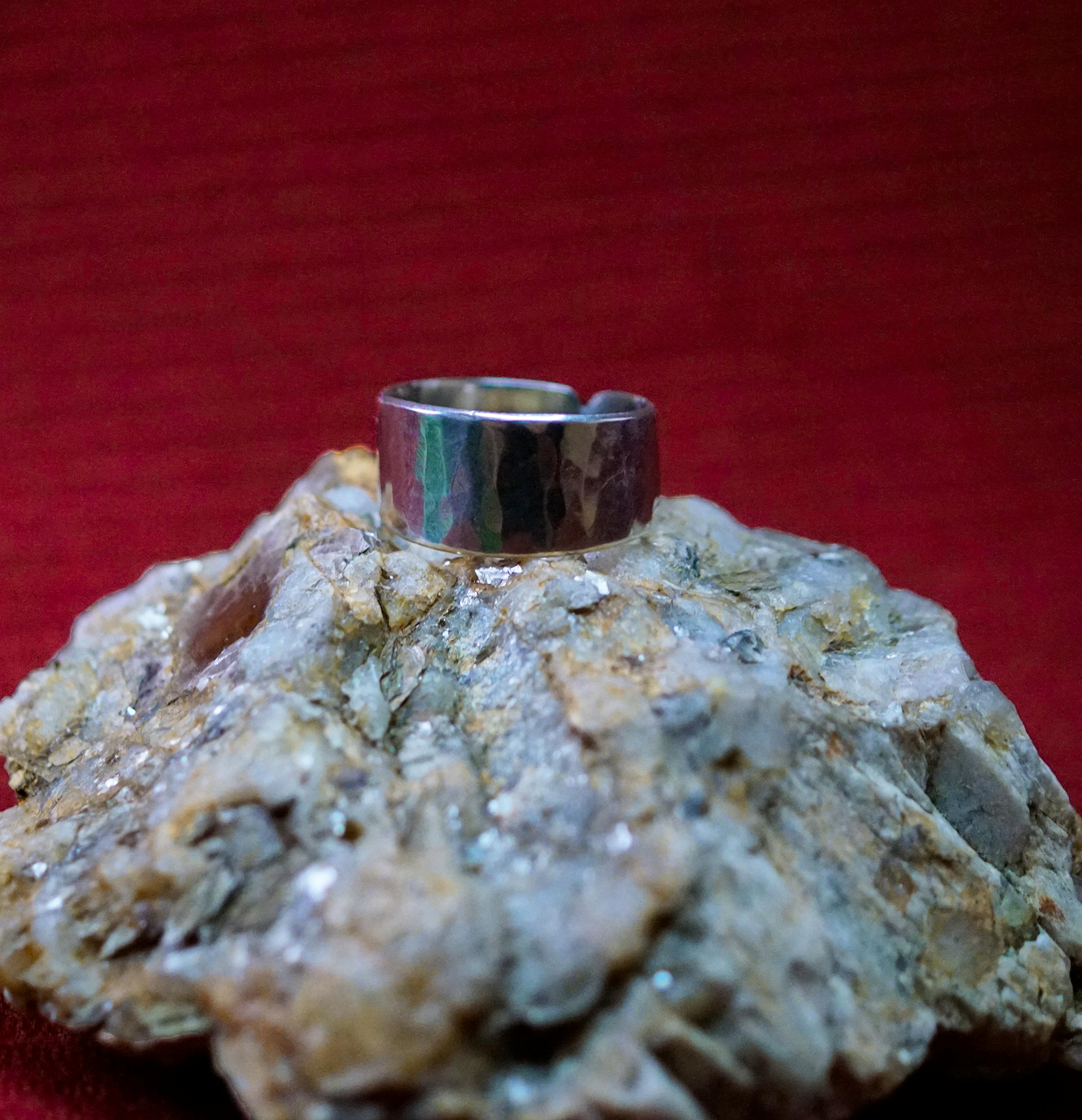 Bague cuivre plaqué argent posé sur une pierre de mica