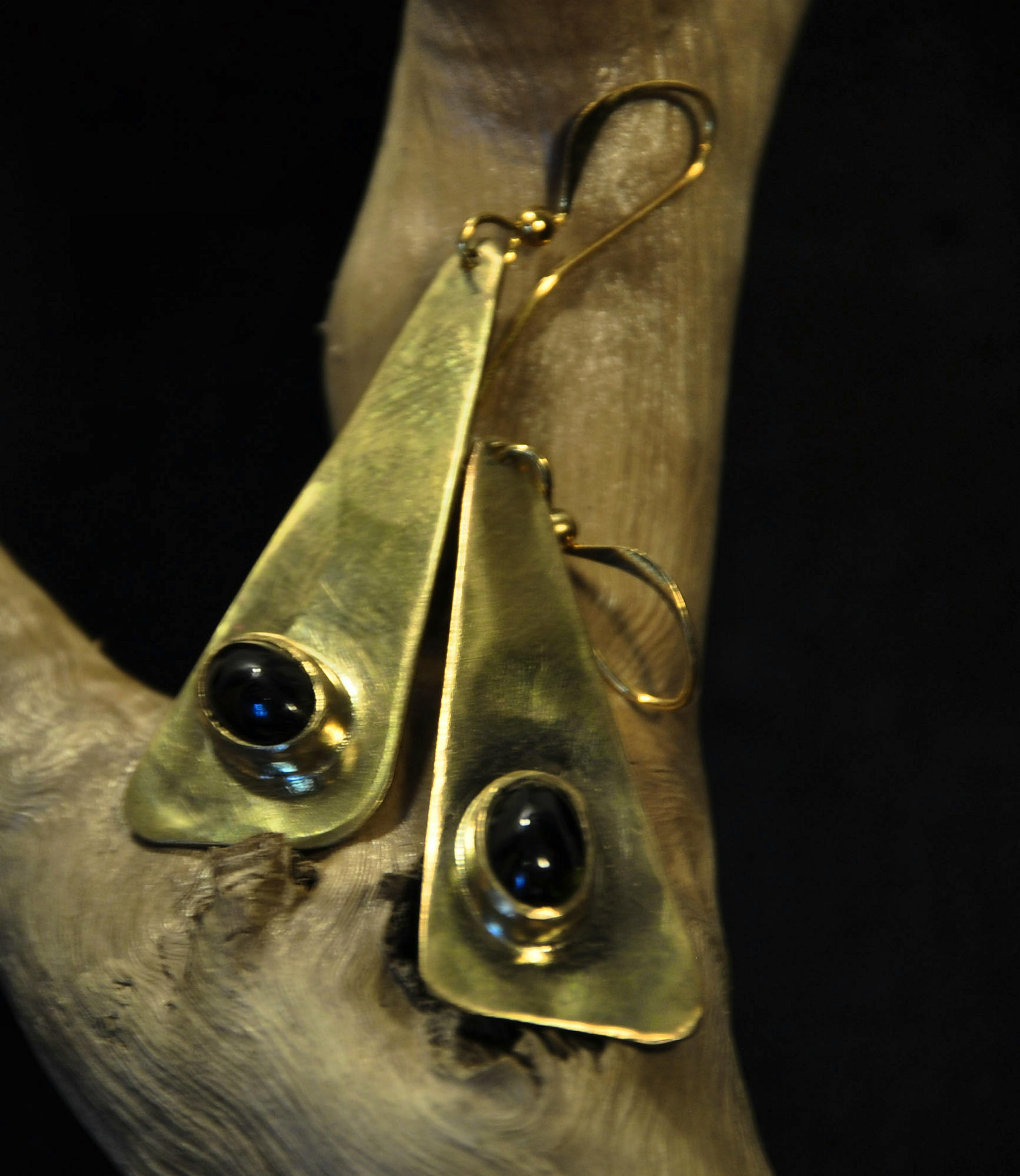 boucles d'oreilles sur une racine