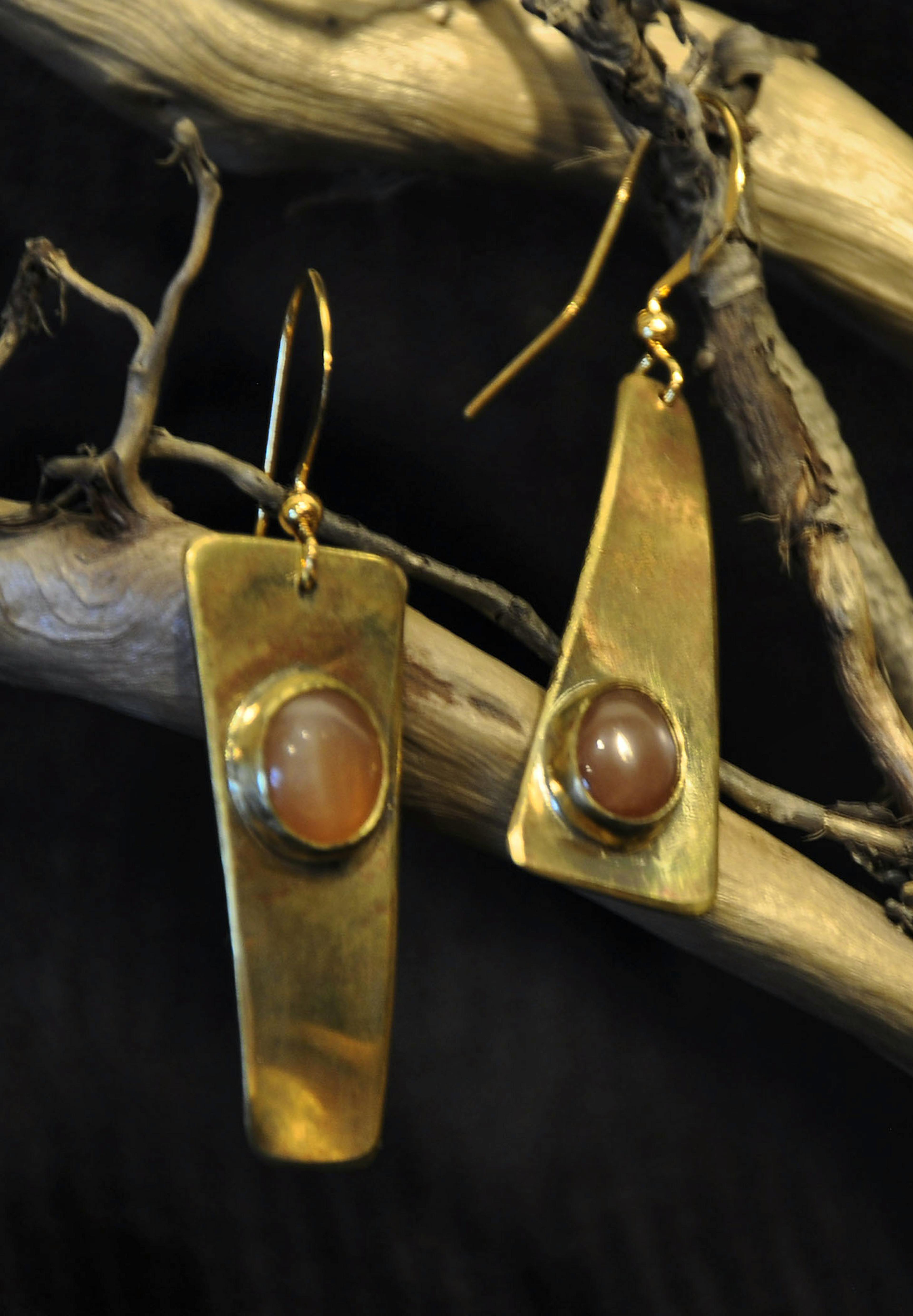 boucles d'oreilles posées sur une racine