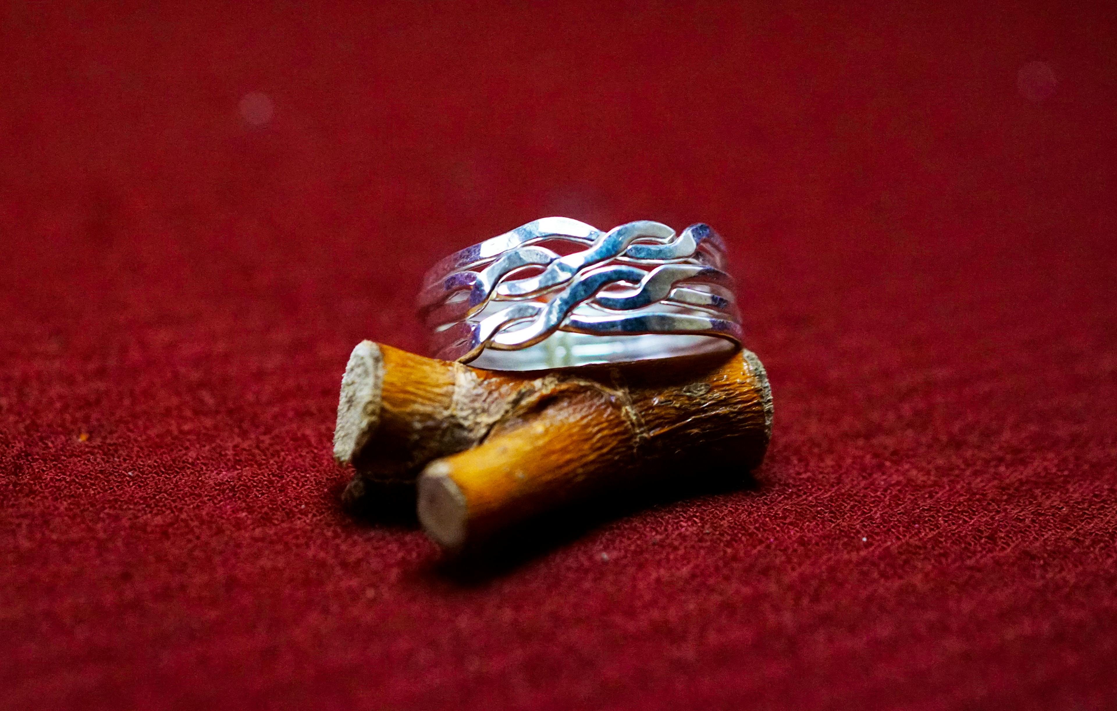 Bague casse tête posé sur une morceau de bois