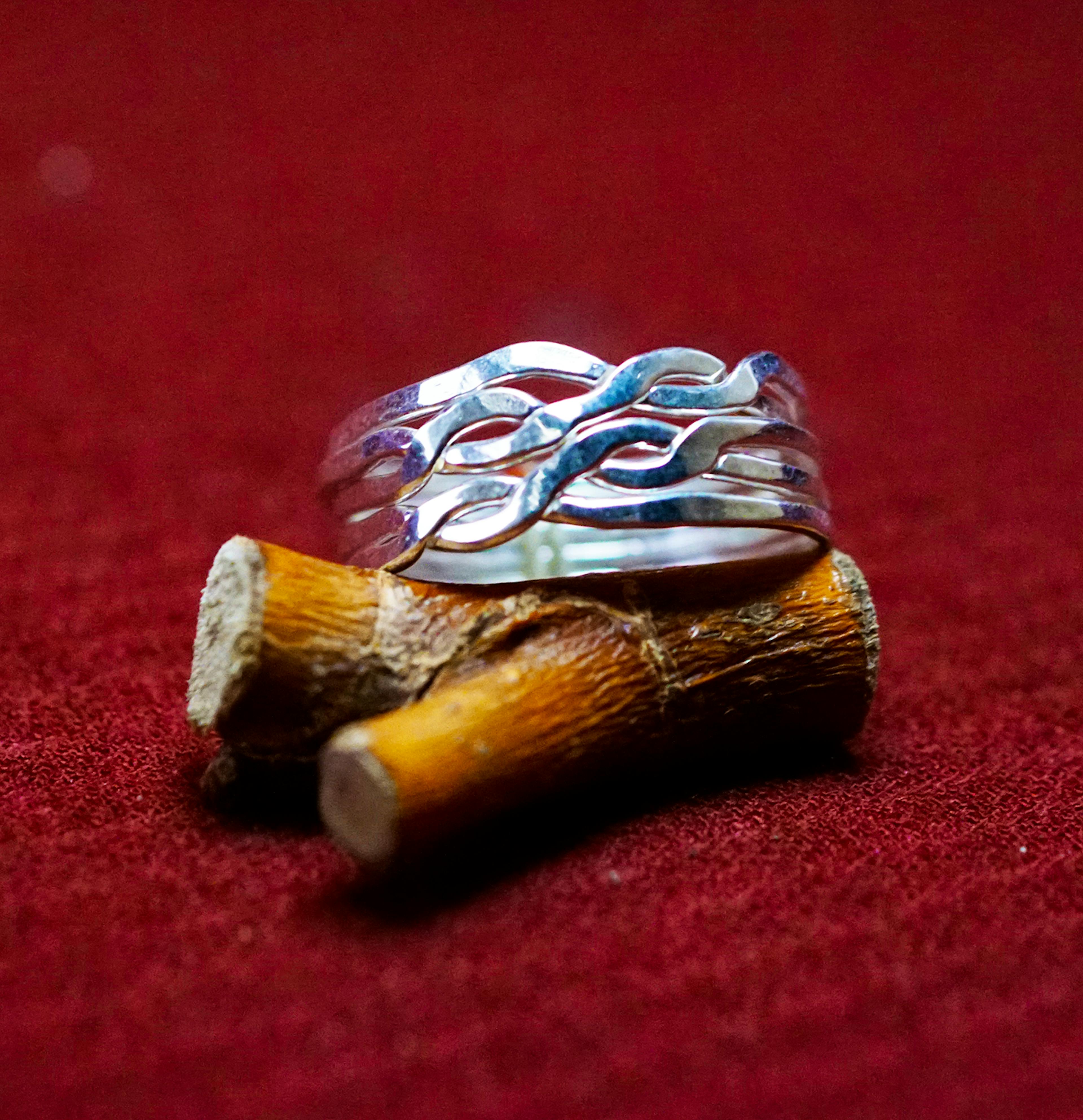 Bague casse tête posé sur une morceau de bois