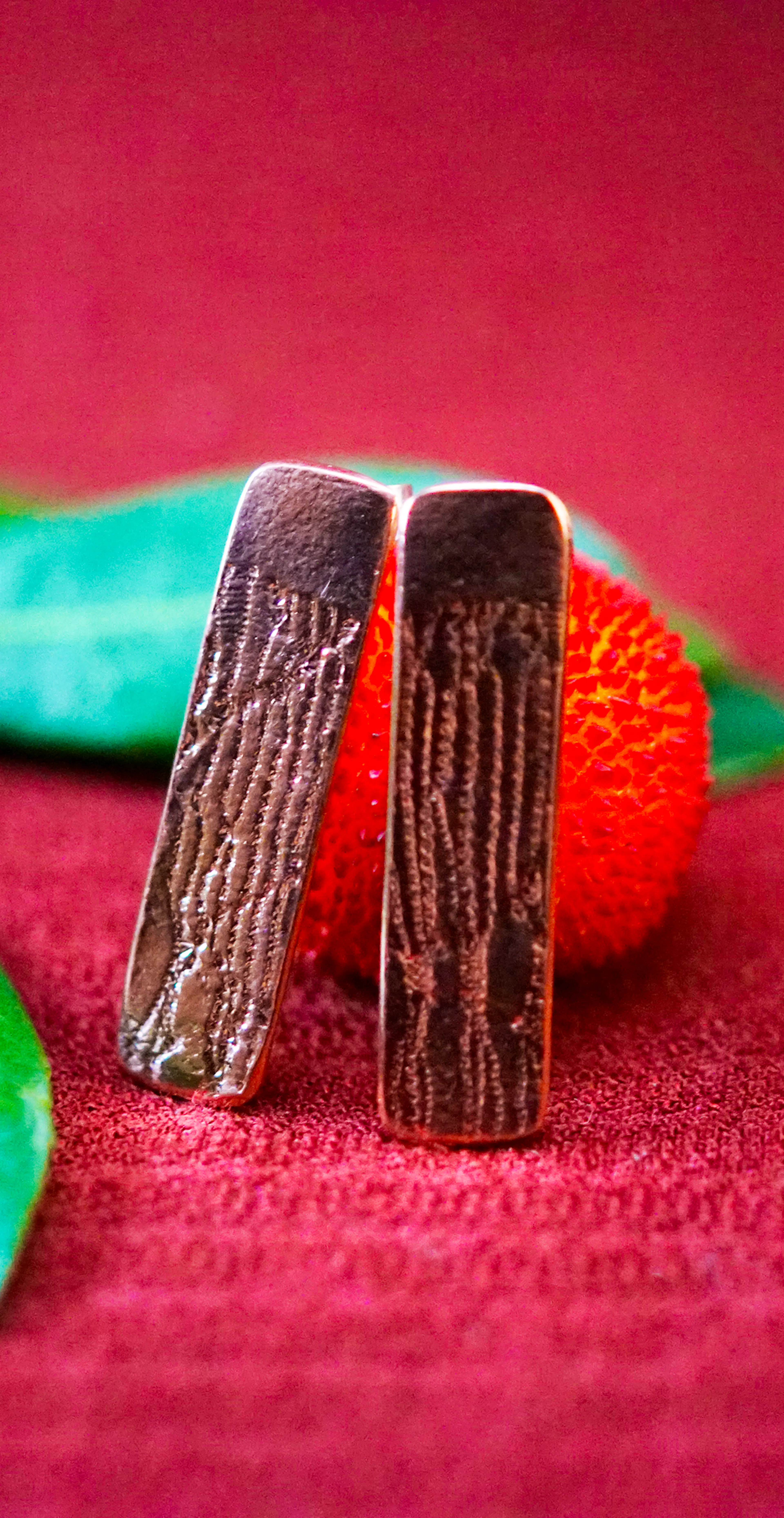 Boucles d'oreilles posées sur une branche d'arbousié