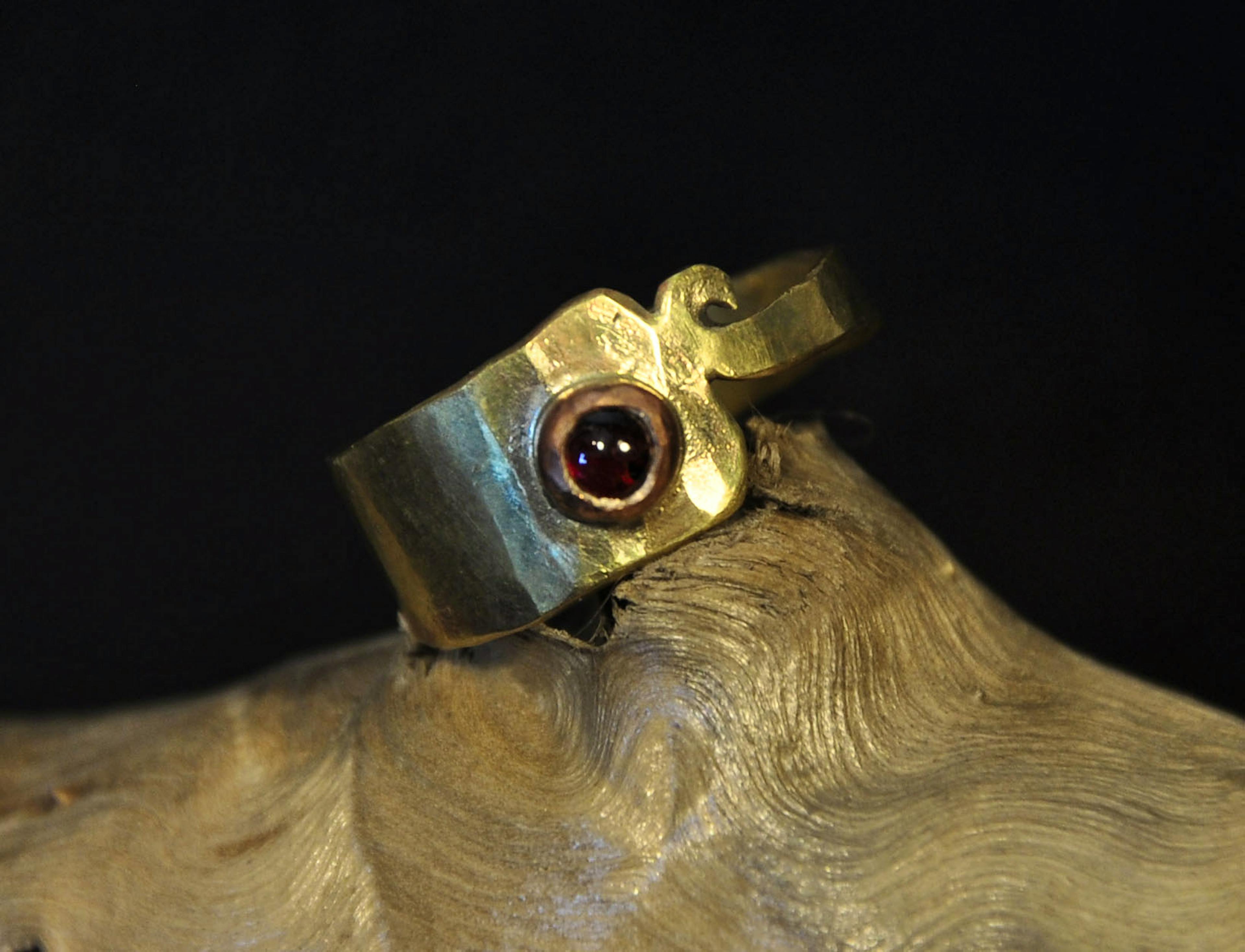 bague laiton posé sur une racine