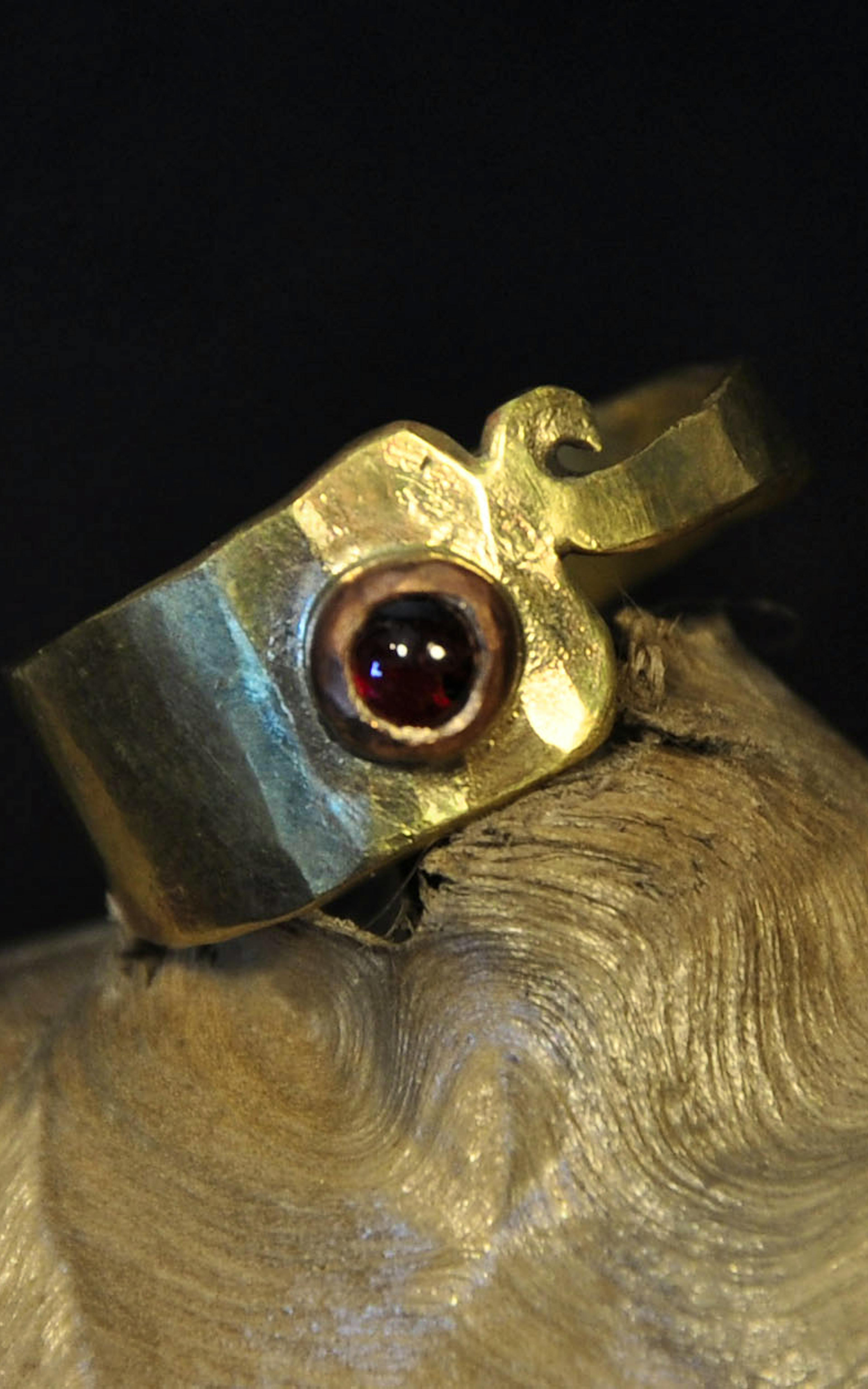 bague laiton posé sur une racine