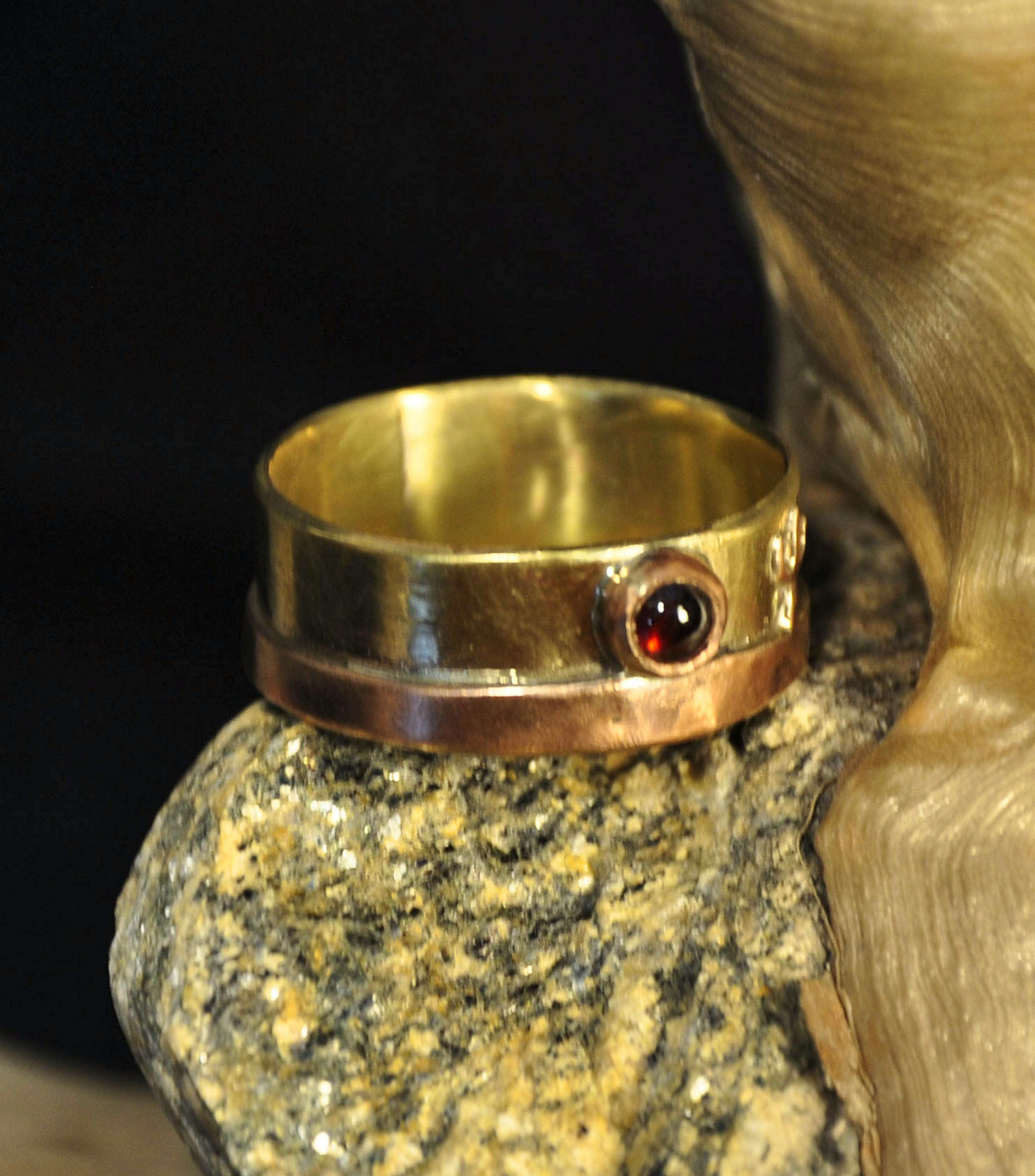 Bague cuivre laiton grenat sur une racine
