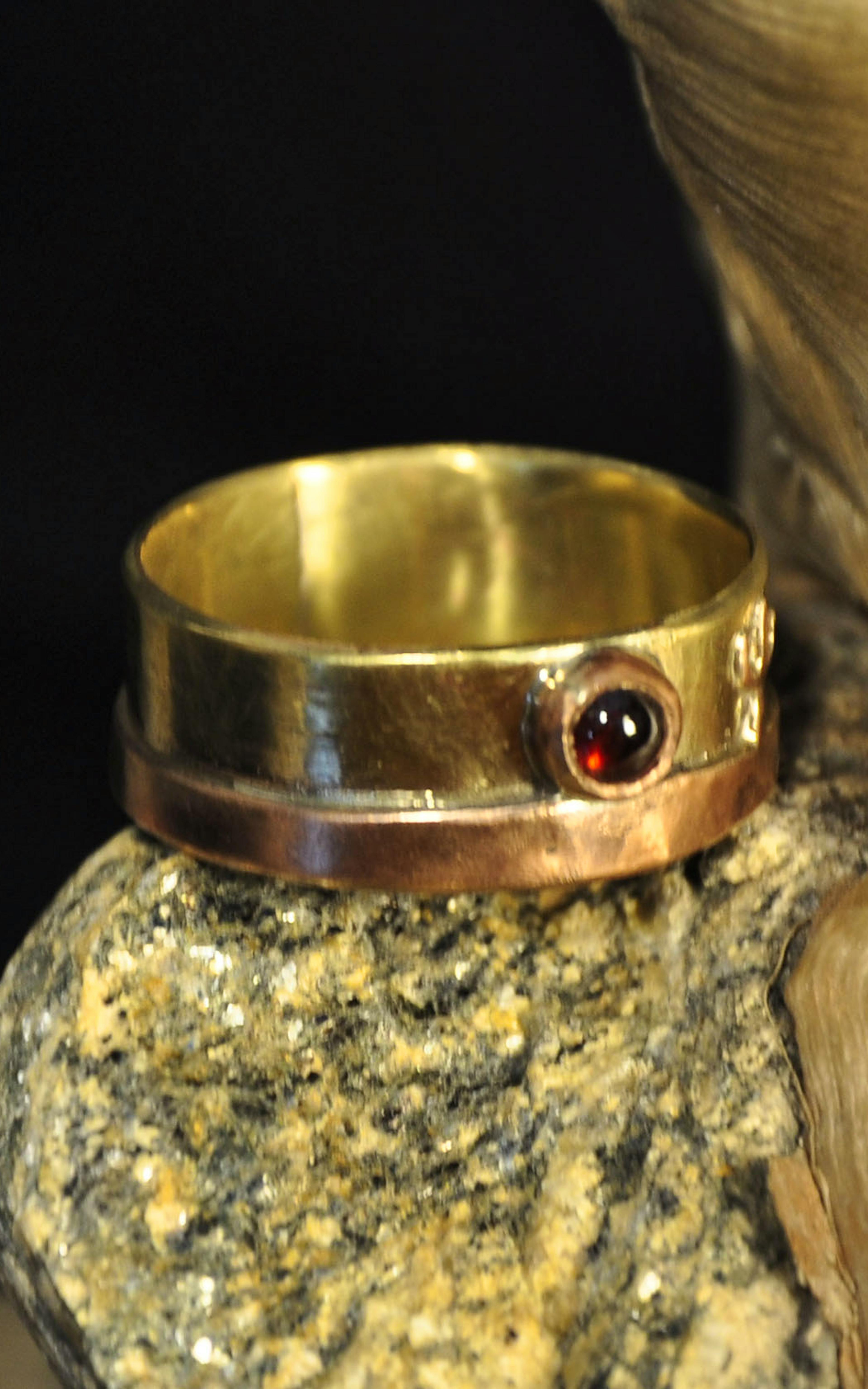 Bague cuivre laiton grenat sur une racine