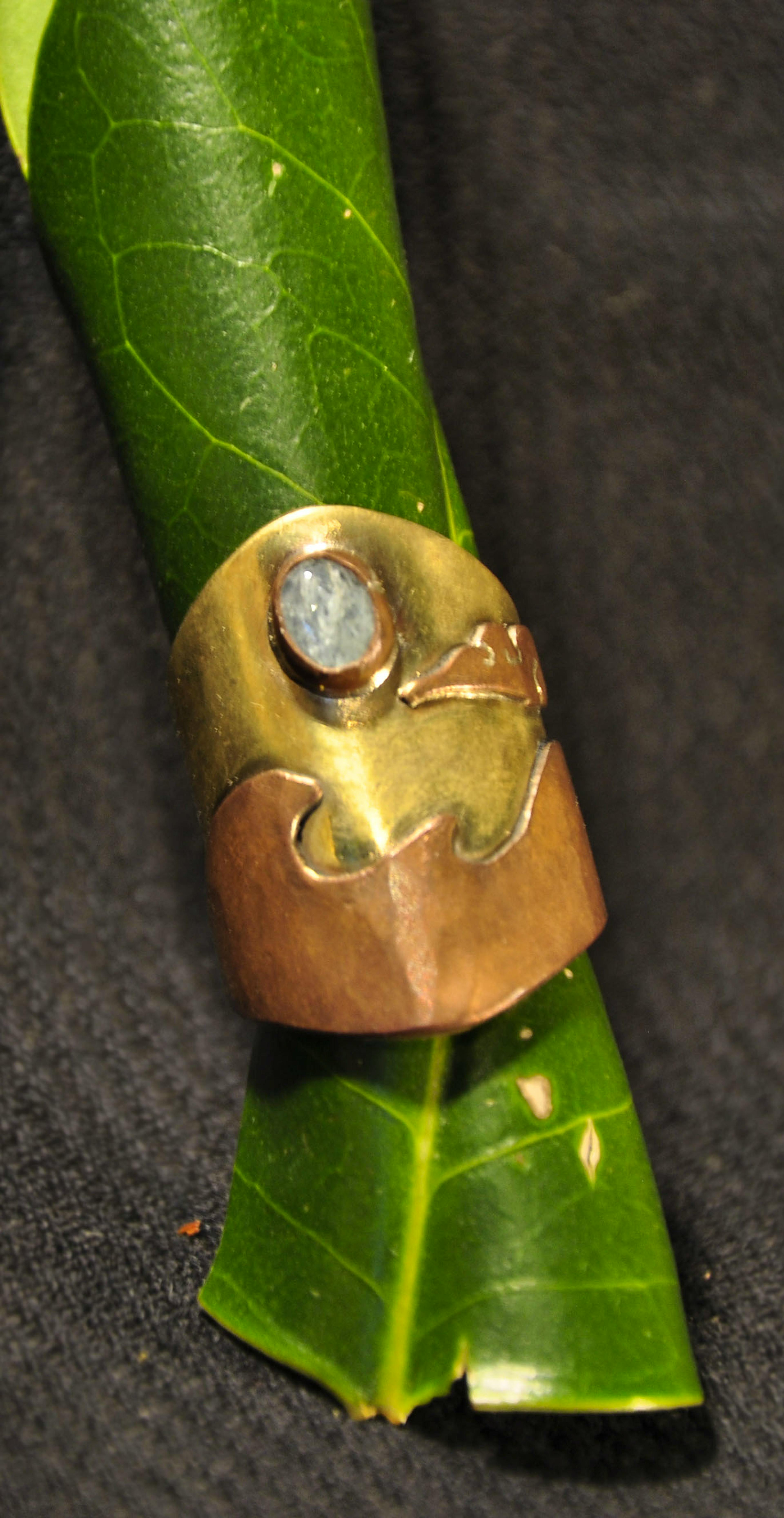 bague posée sur une feuille