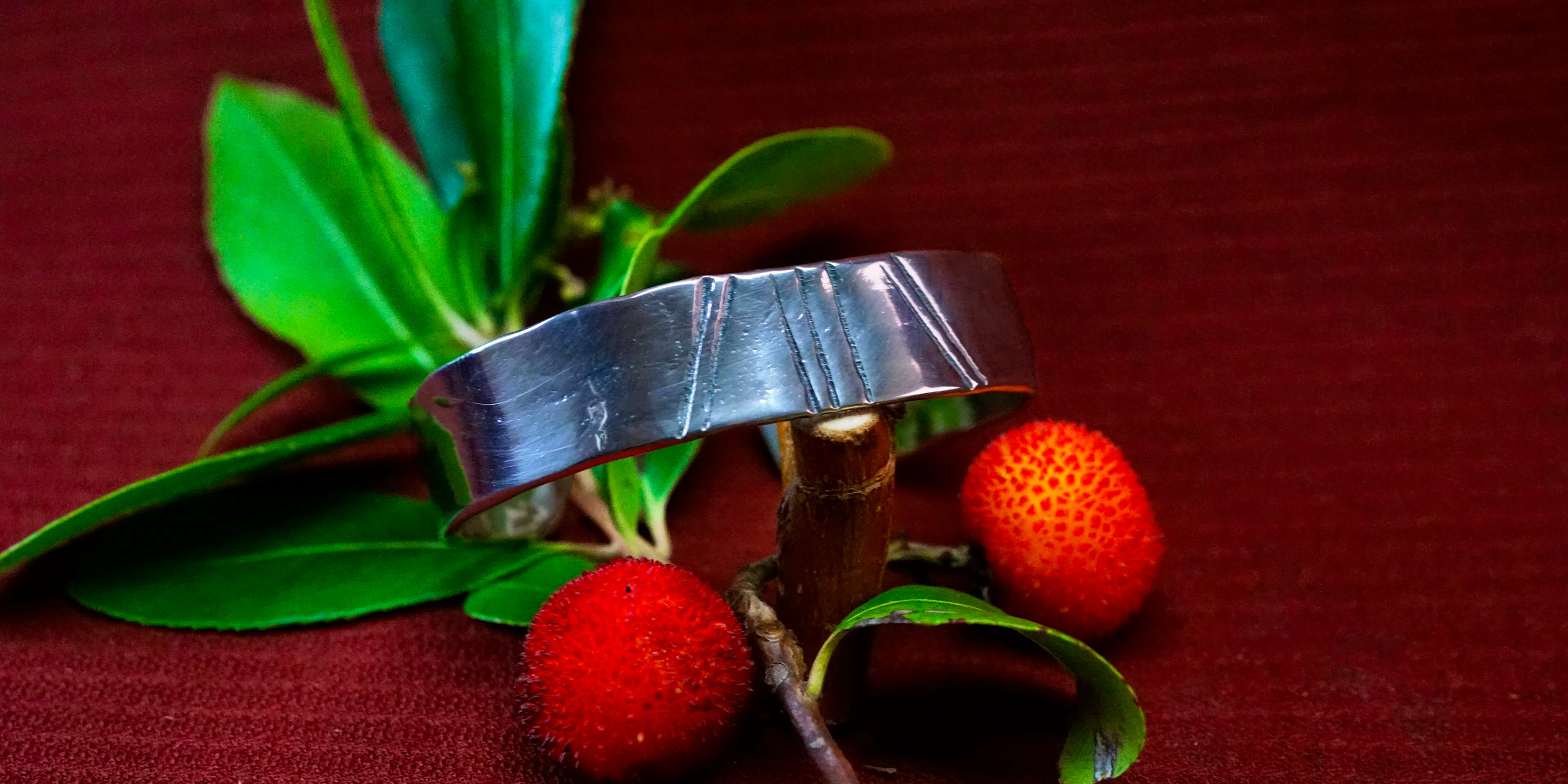 bracelet cuivre et argent posé sur une branche d'arbousié