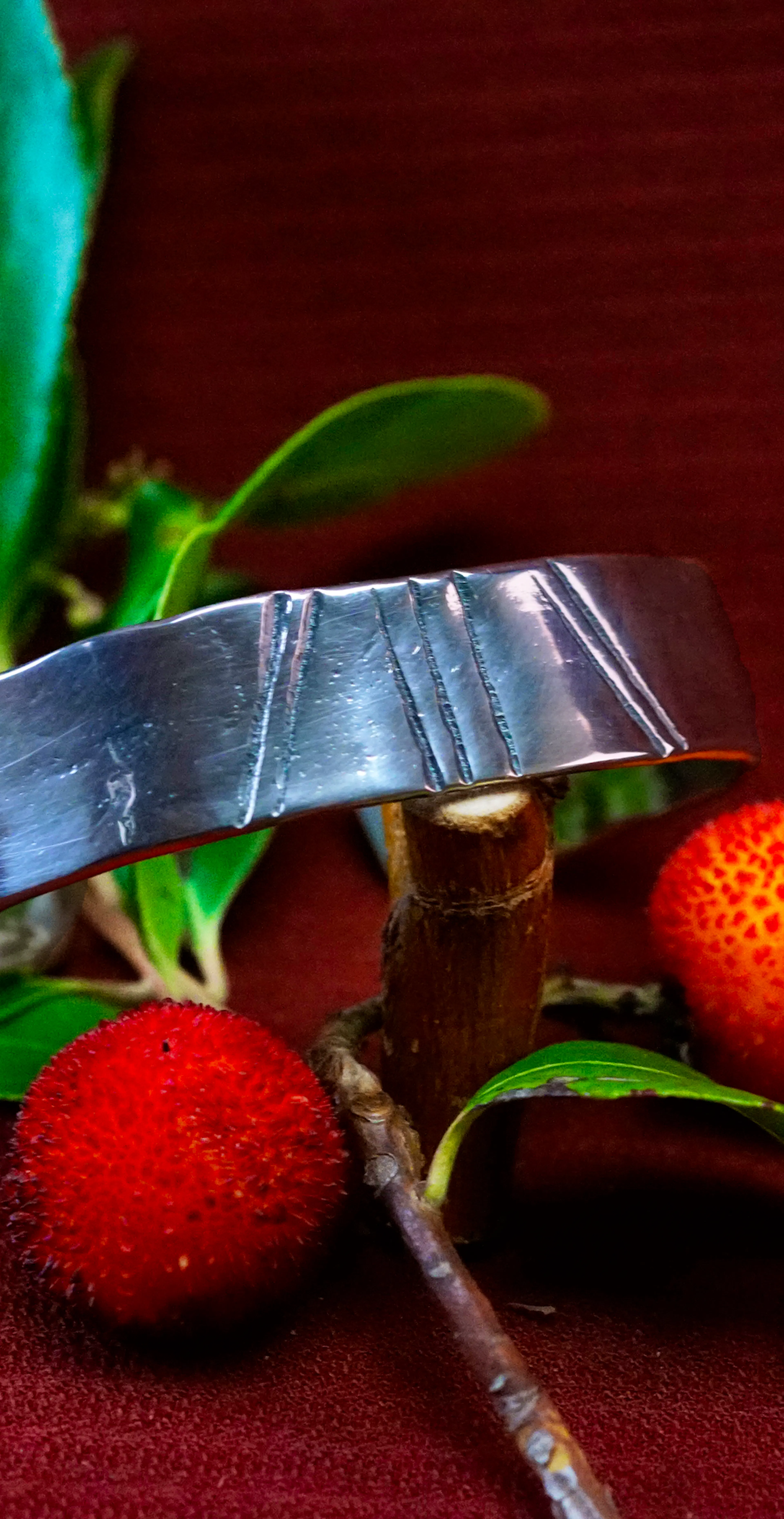 bracelet cuivre et argent posé sur une branche d'arbousié