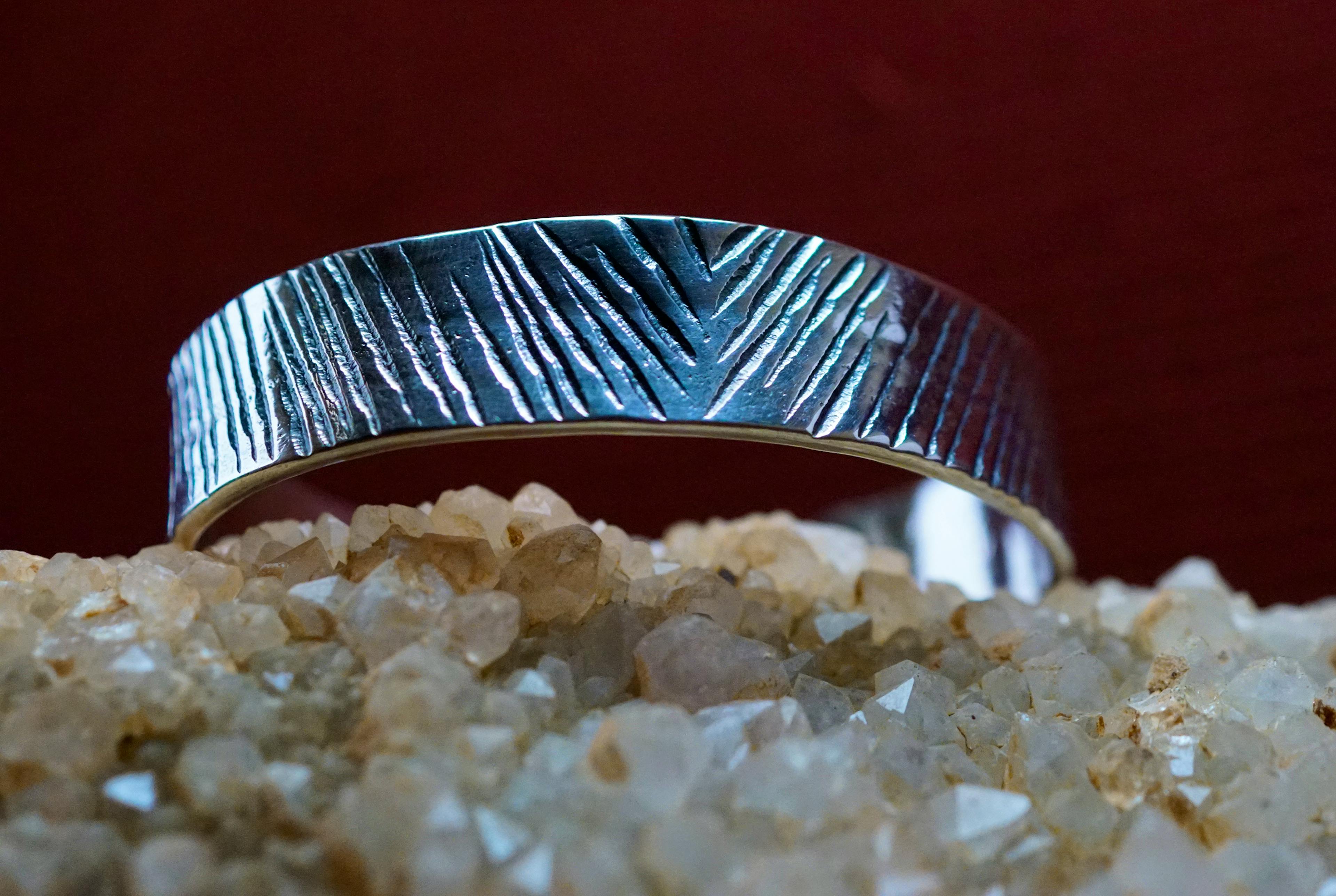 bracelet cuivre et argent posé sur une pierre de mica