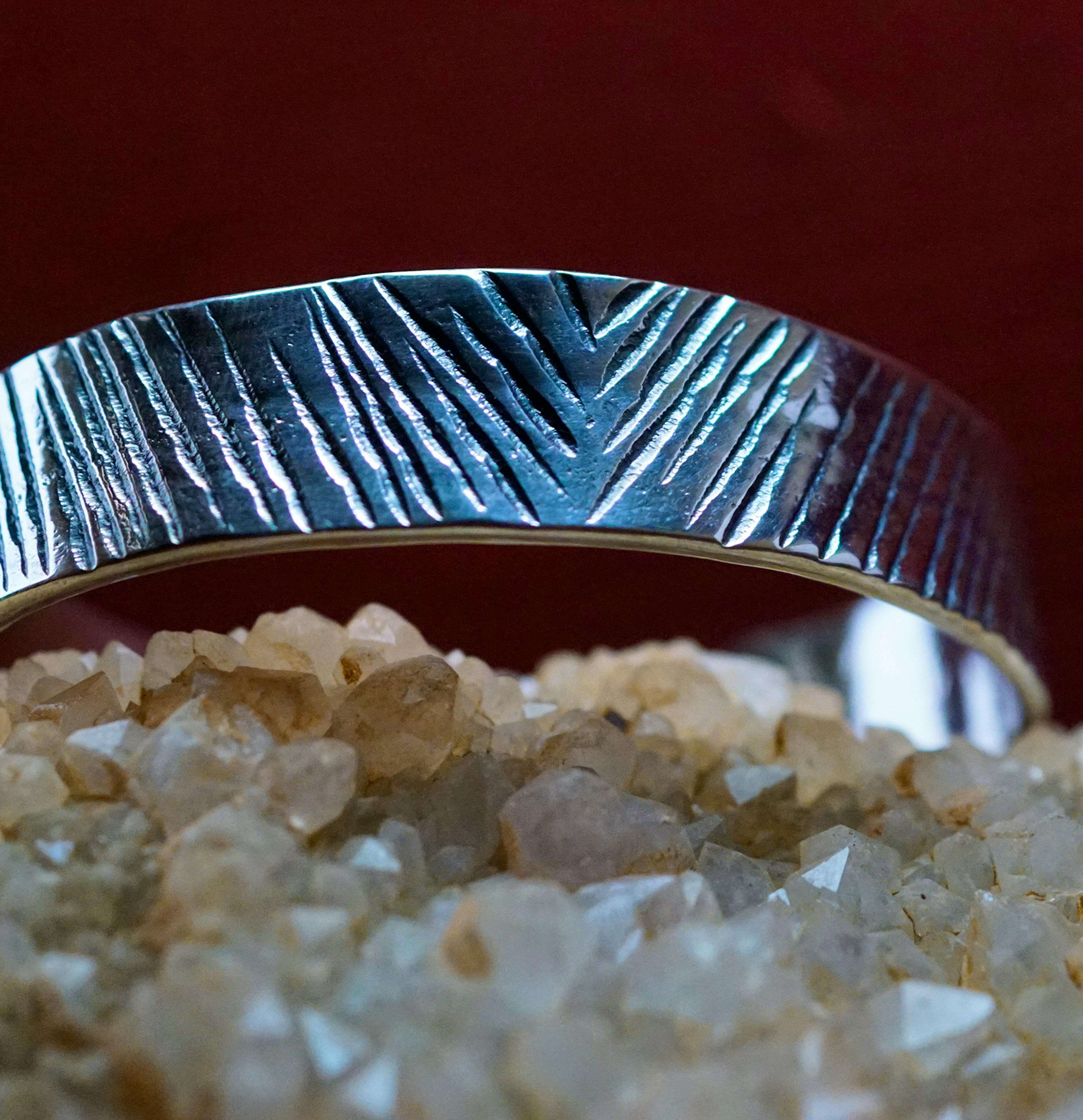 bracelet cuivre et argent posé sur une pierre de mica