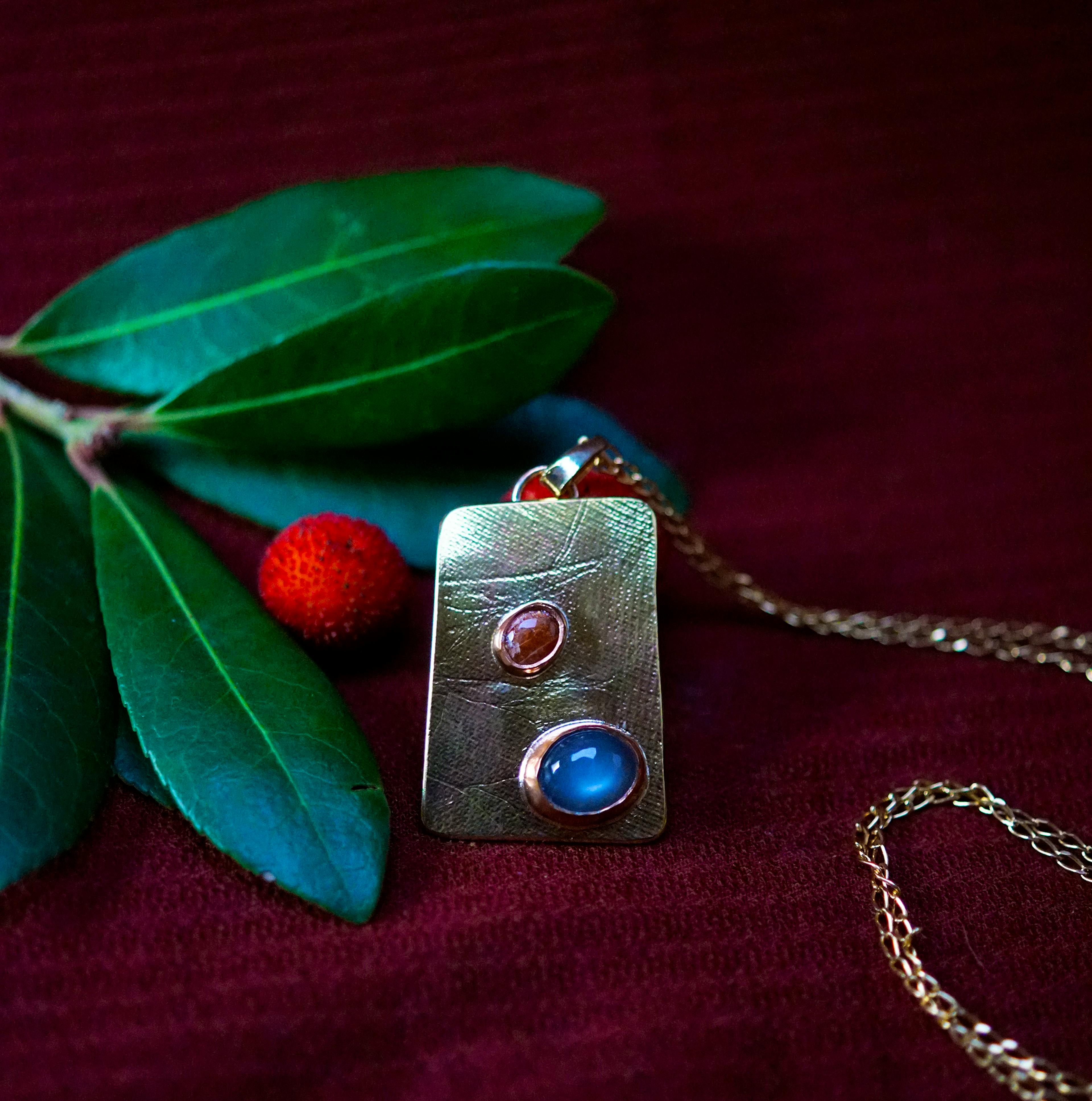 Pendentif exposé sur une branche d'arbouse