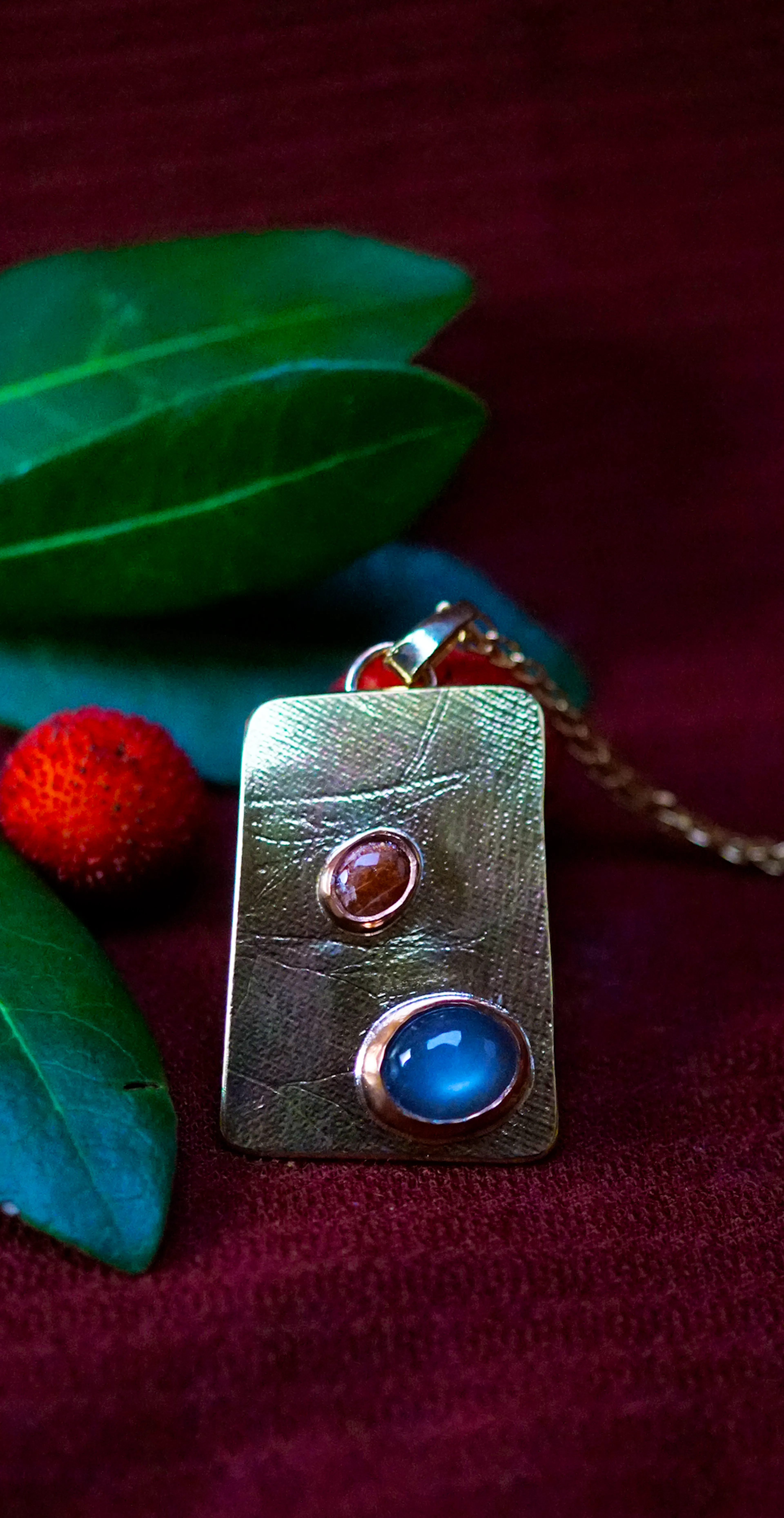 Pendentif exposé sur une branche d'arbouse