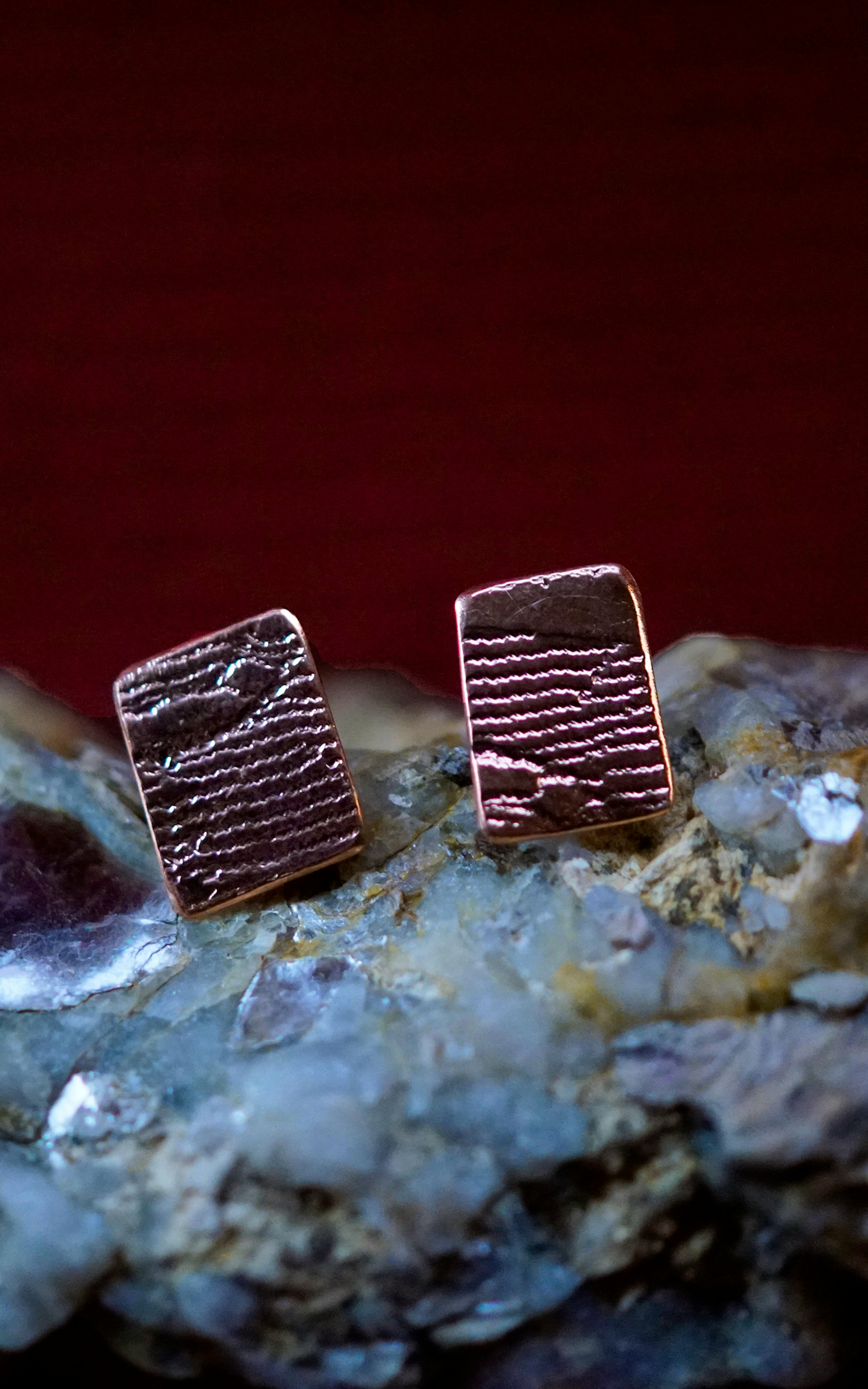 boucles d'oreilles exposées sur une pierre de mica