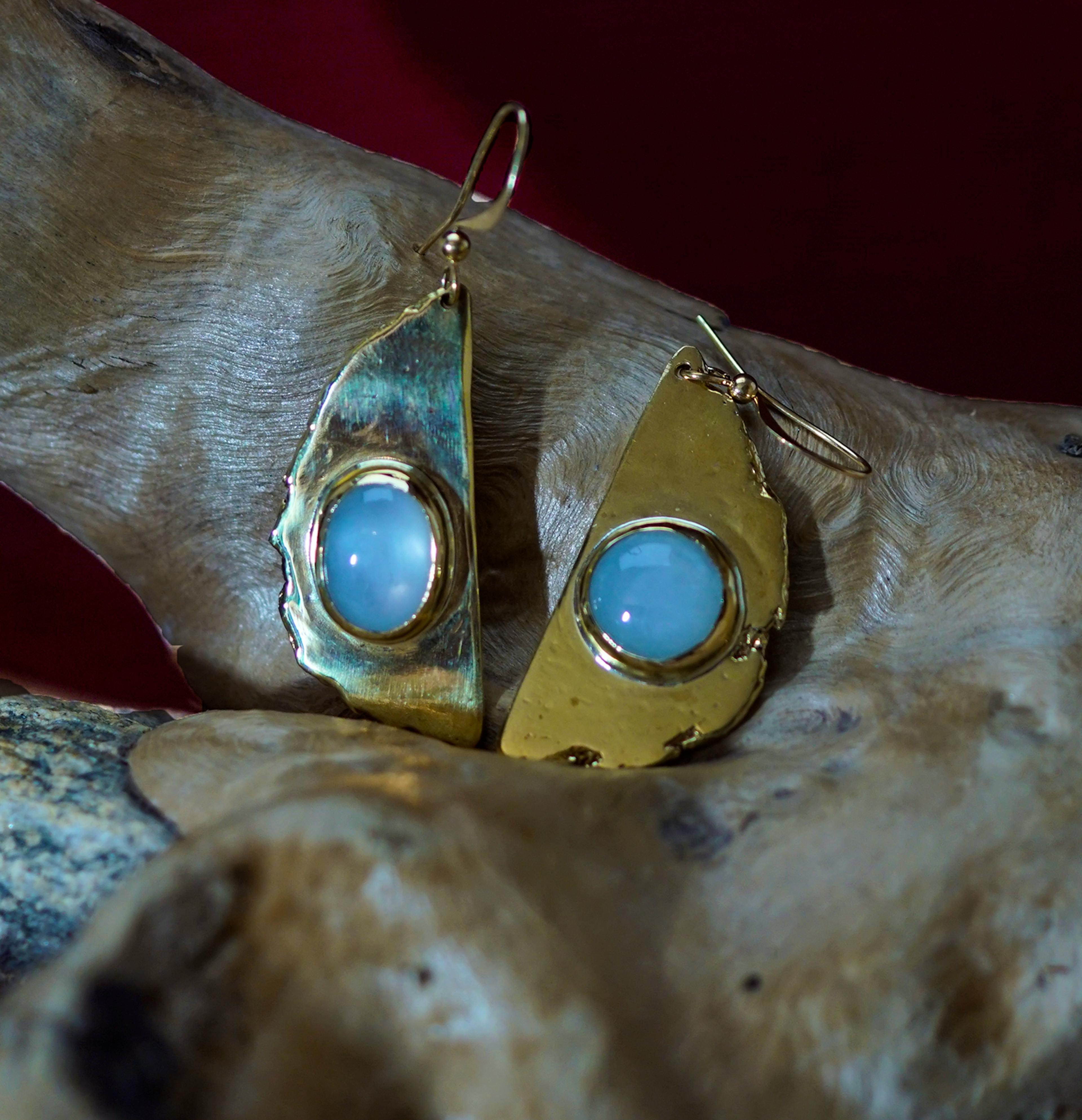 boucles d'oreilles exposées sur une racine