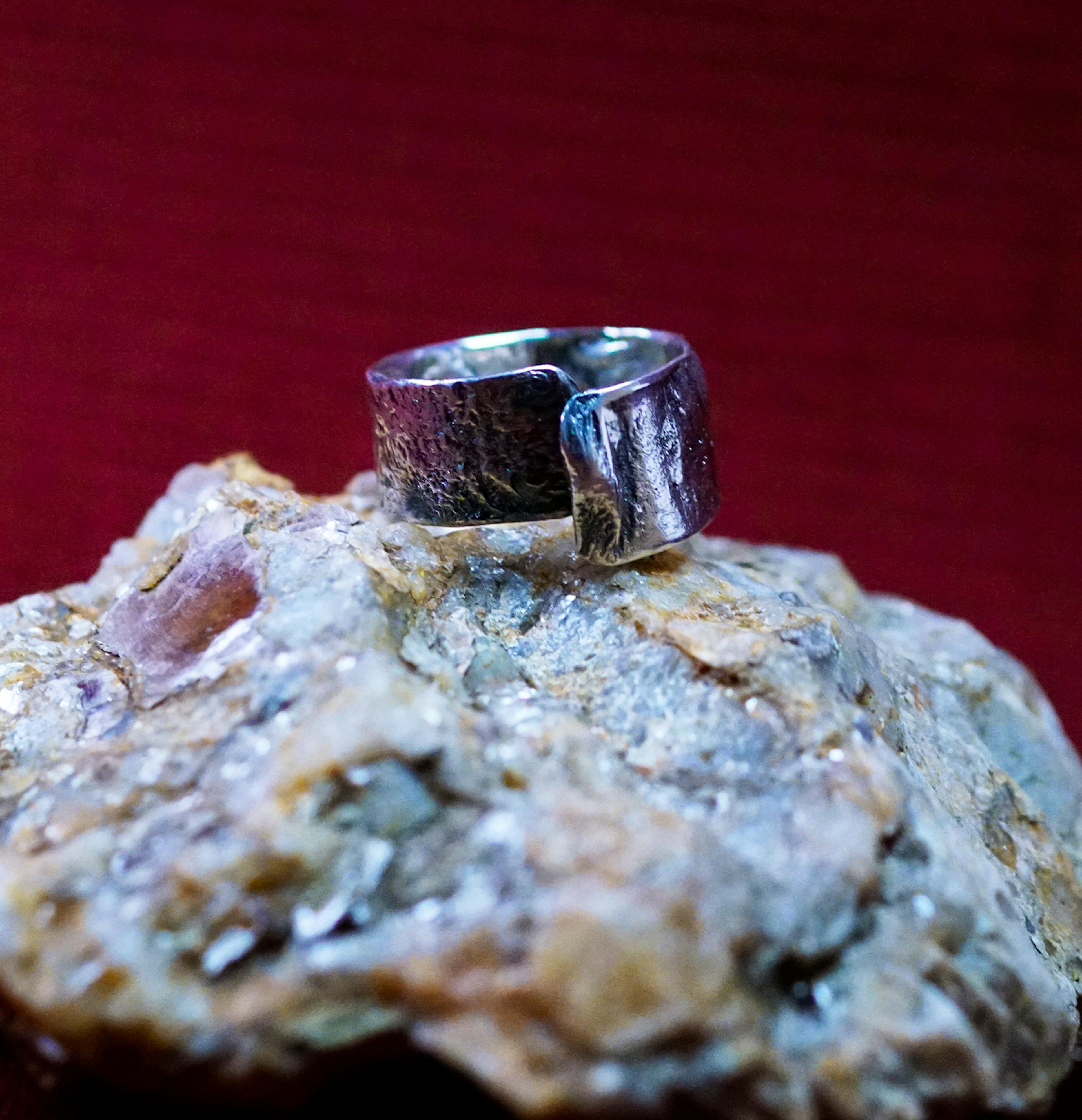 Bague cuivre plaqué argent posé sur une pierre de mica