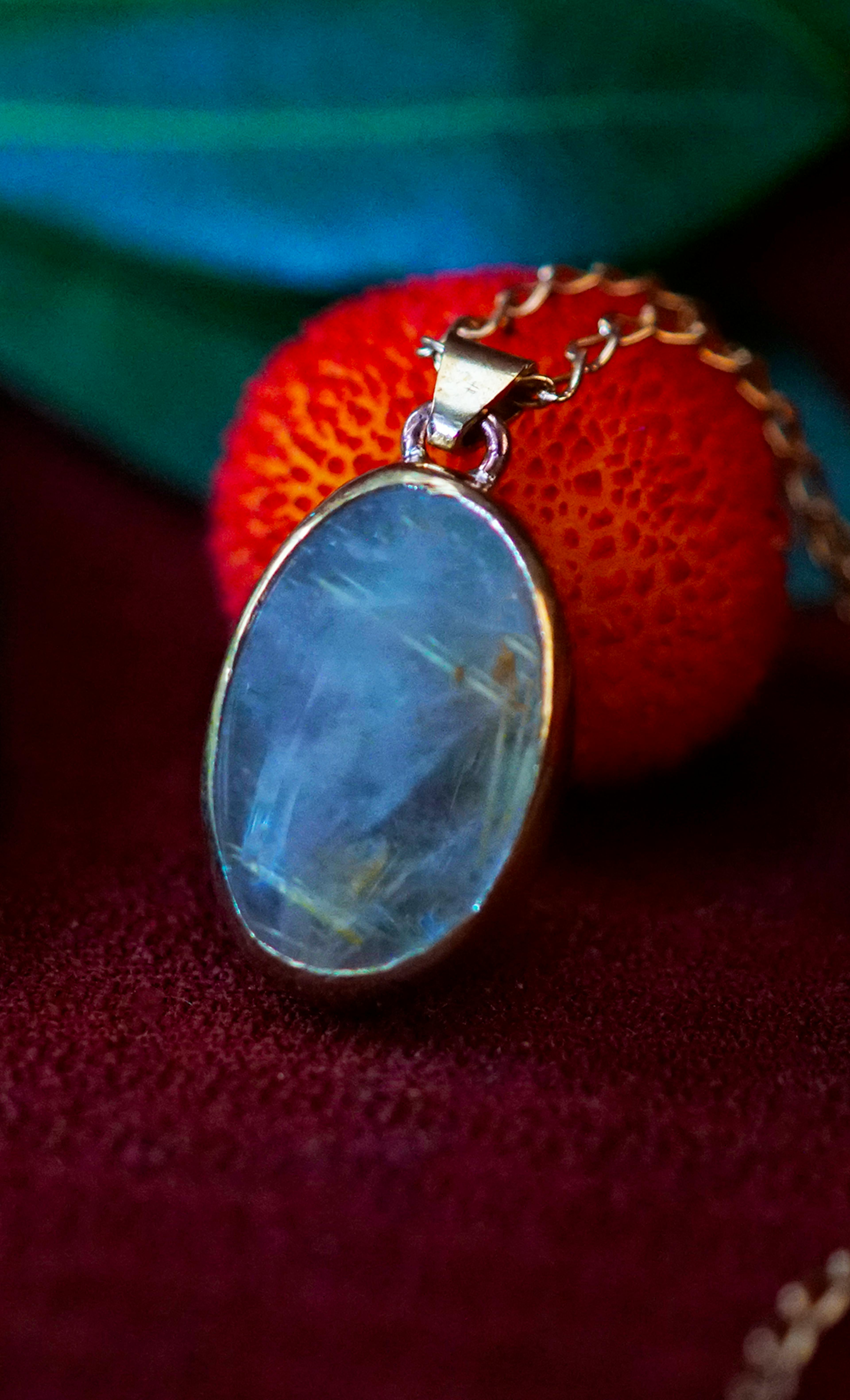 Pendentif exposé sur une branche d'arbousié