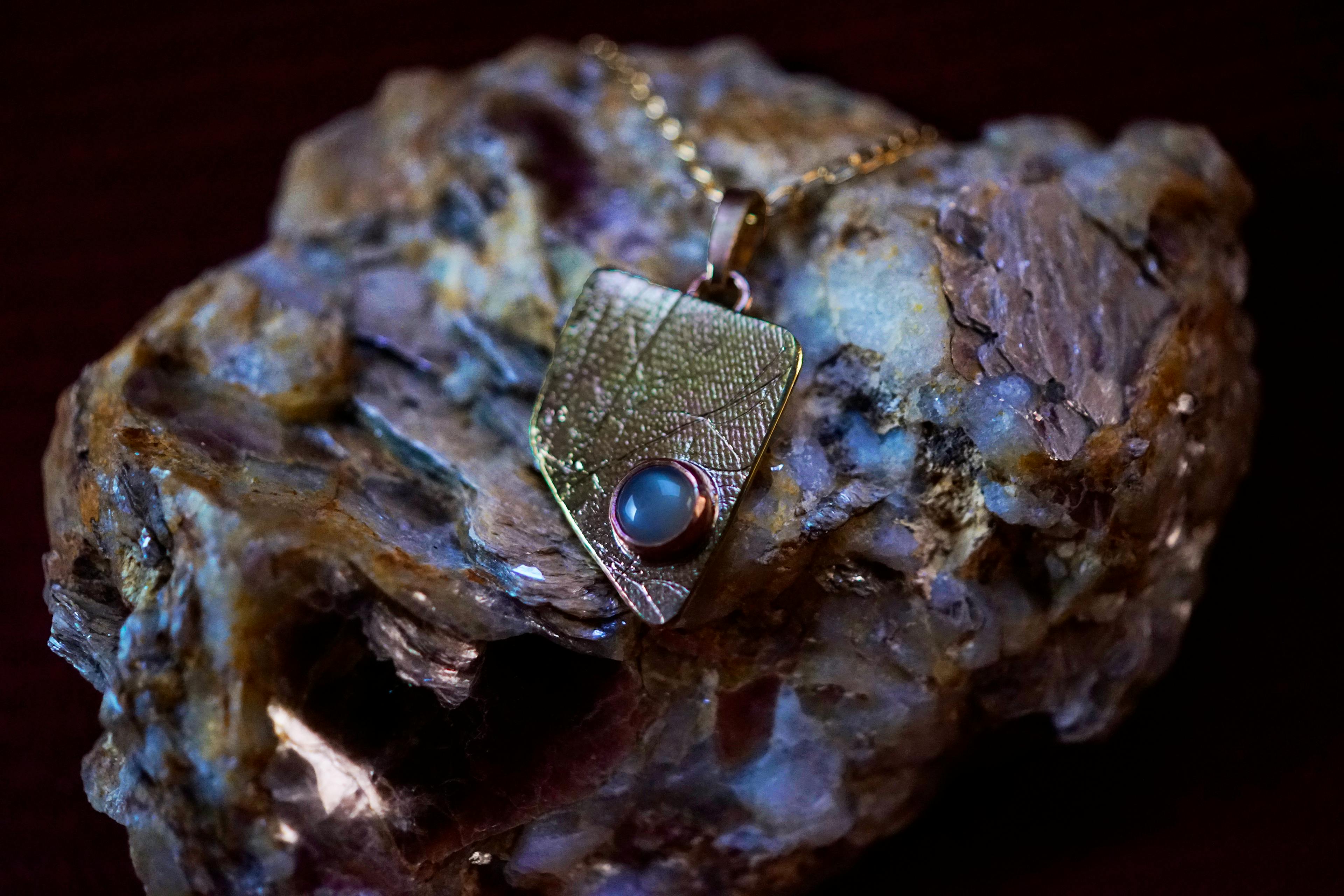Pendentif exposé sur une racine