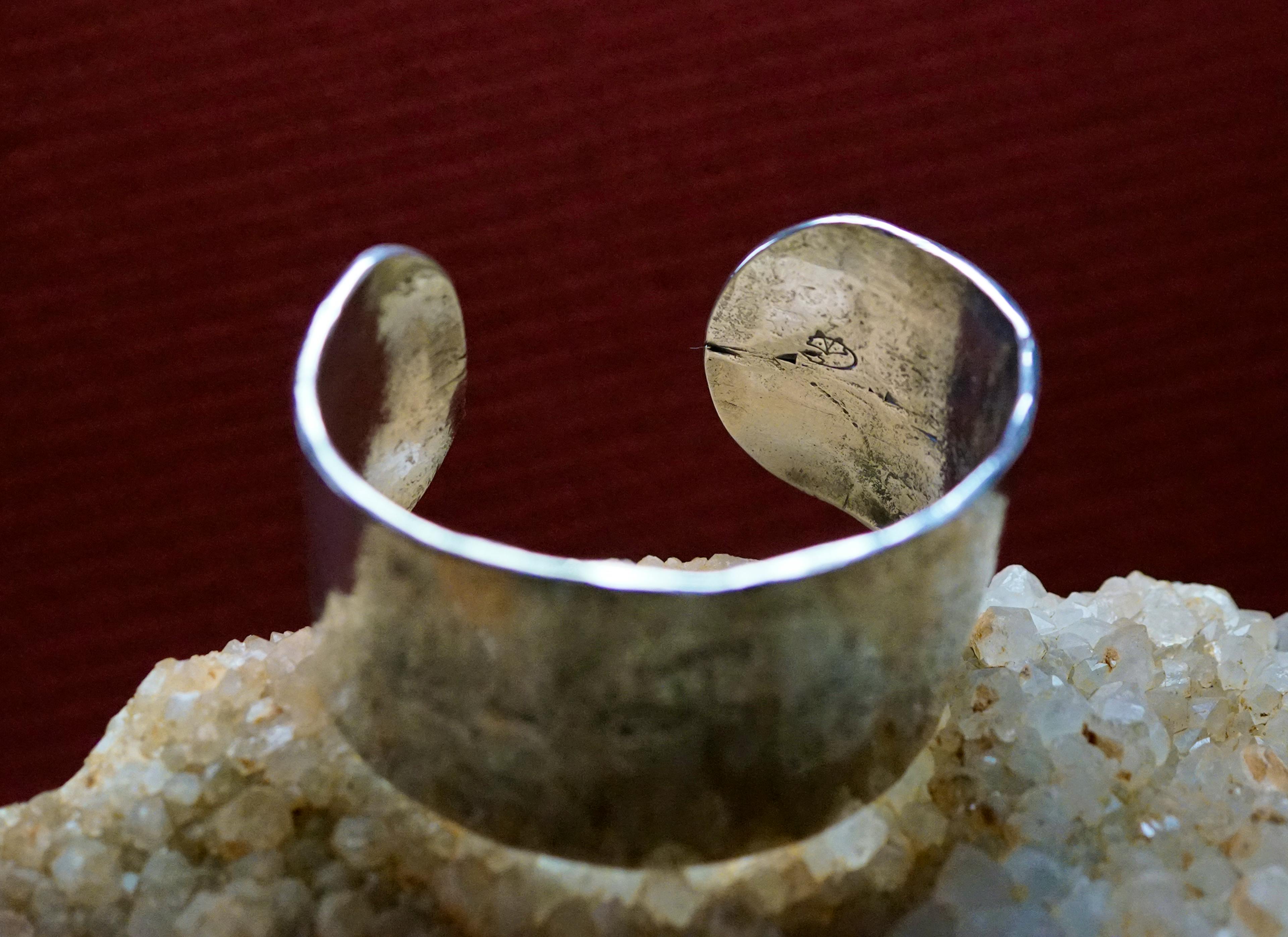 bracelet cuivre et argent posé sur une pierre de mica