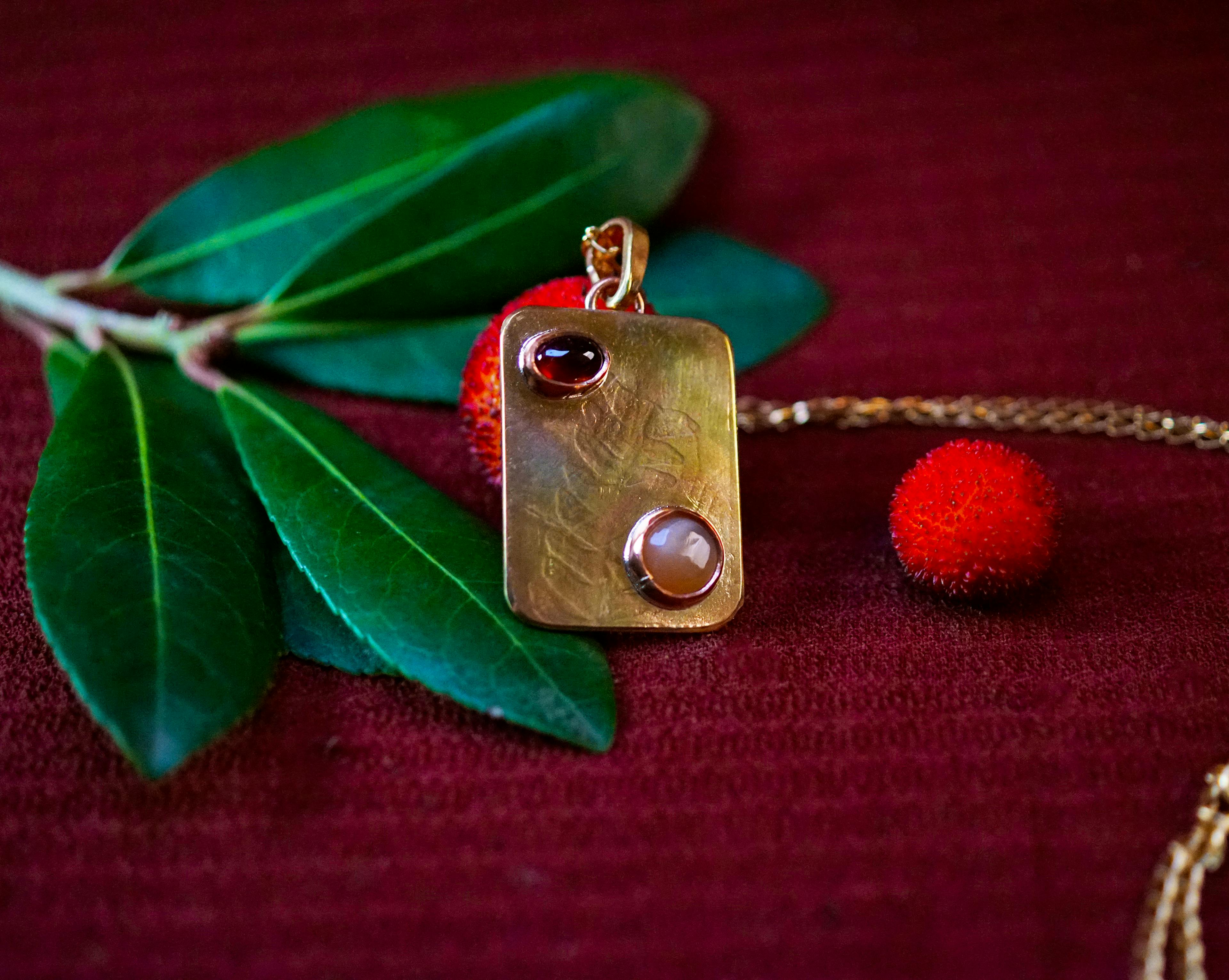 Pendentif exposé sur une branche d'arbousié