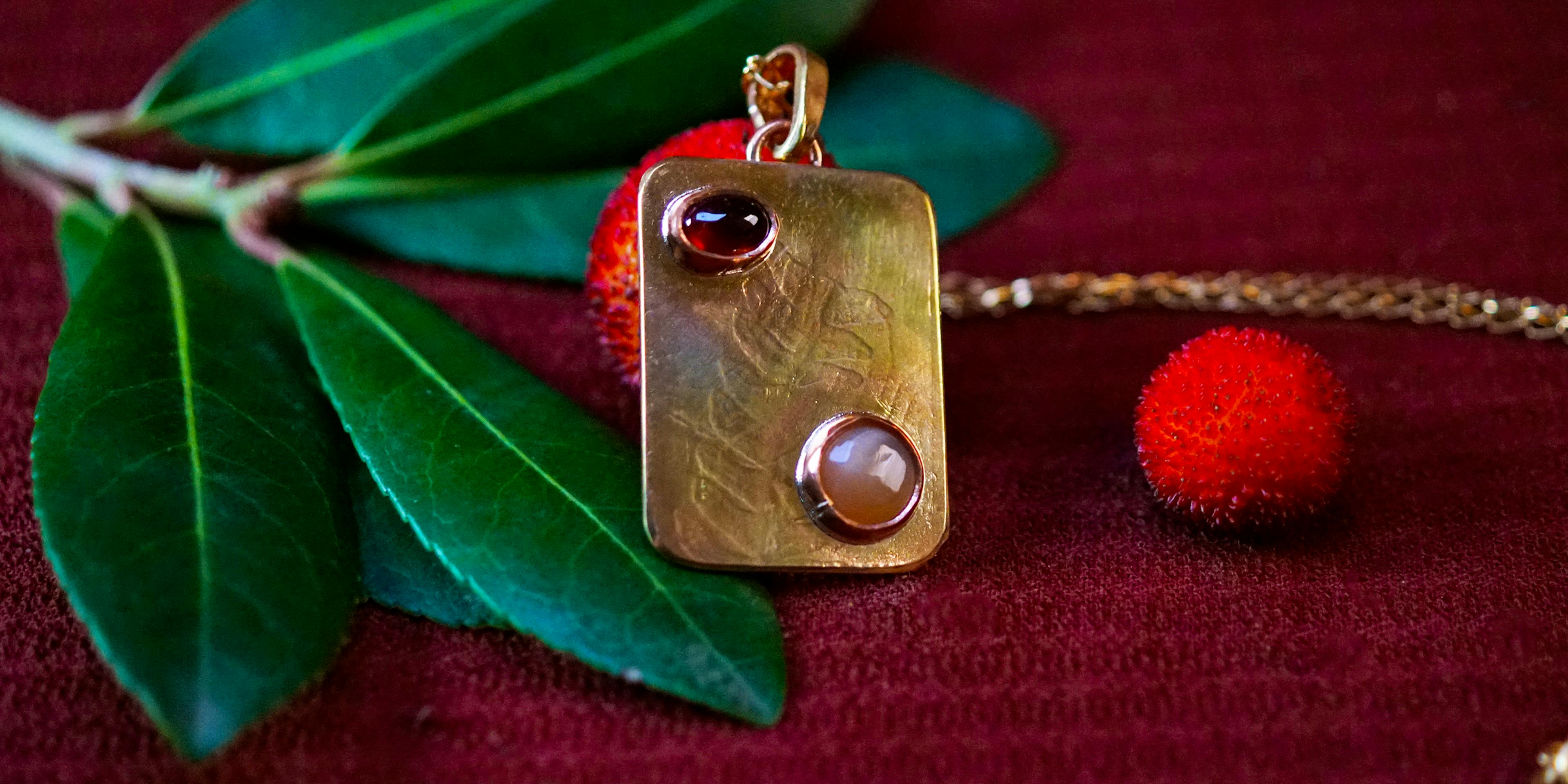 Pendentif exposé sur une branche d'arbousié