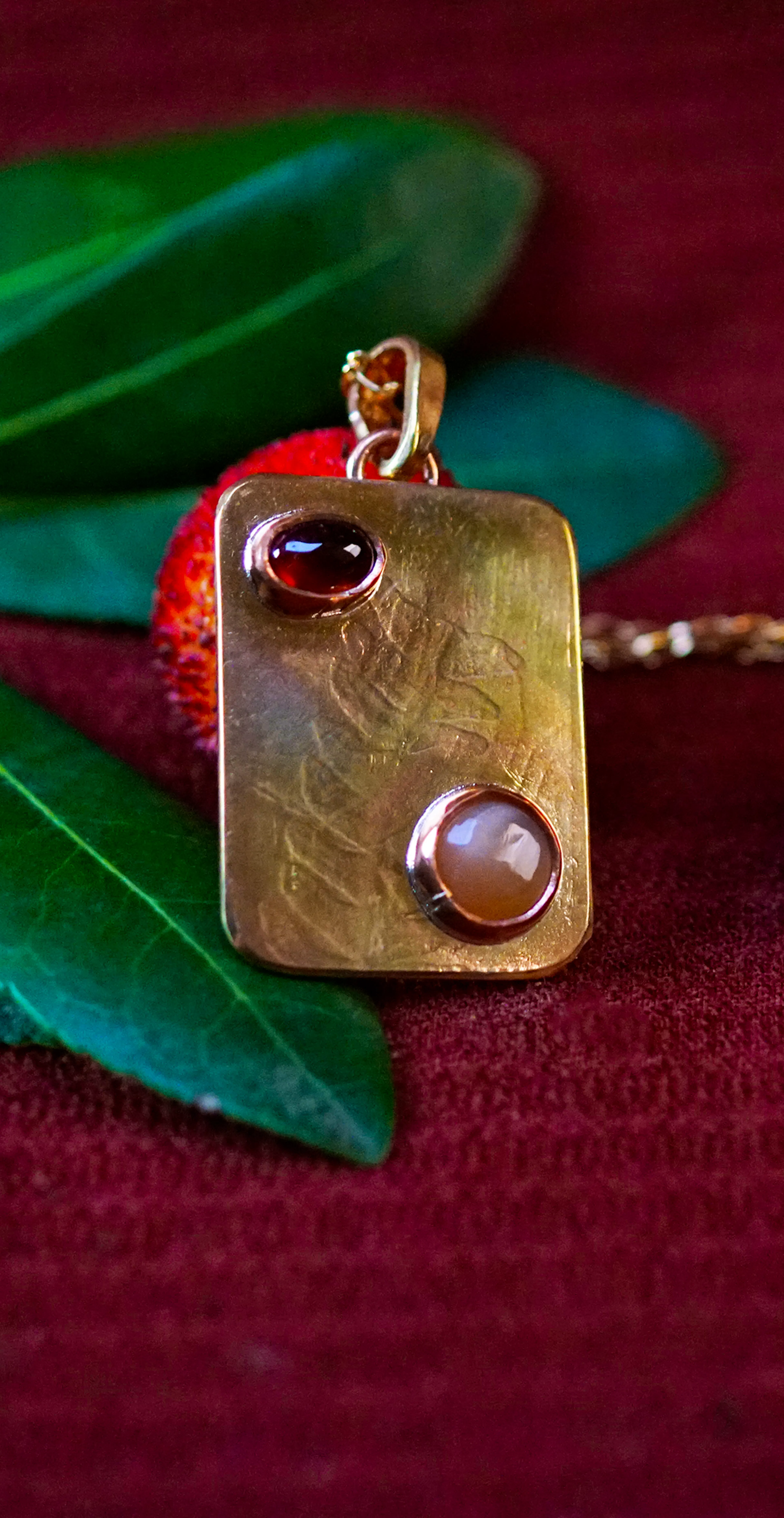 Pendentif exposé sur une branche d'arbousié