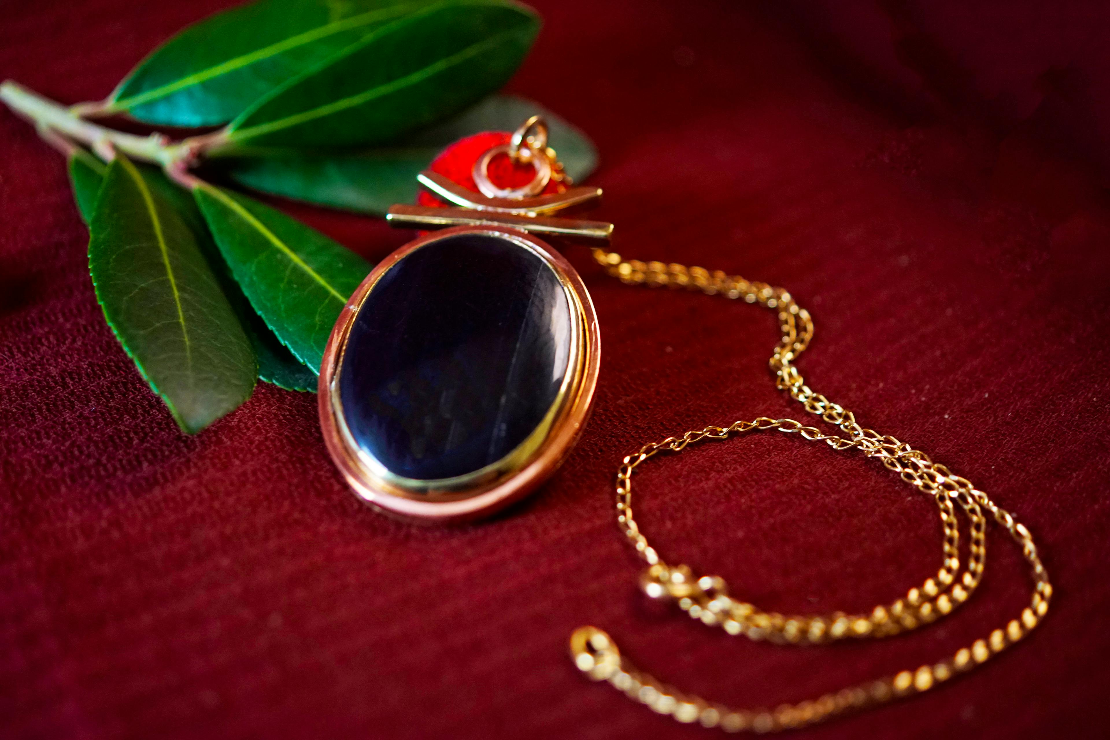 Pendentif posé sur une branche d'arbousié
