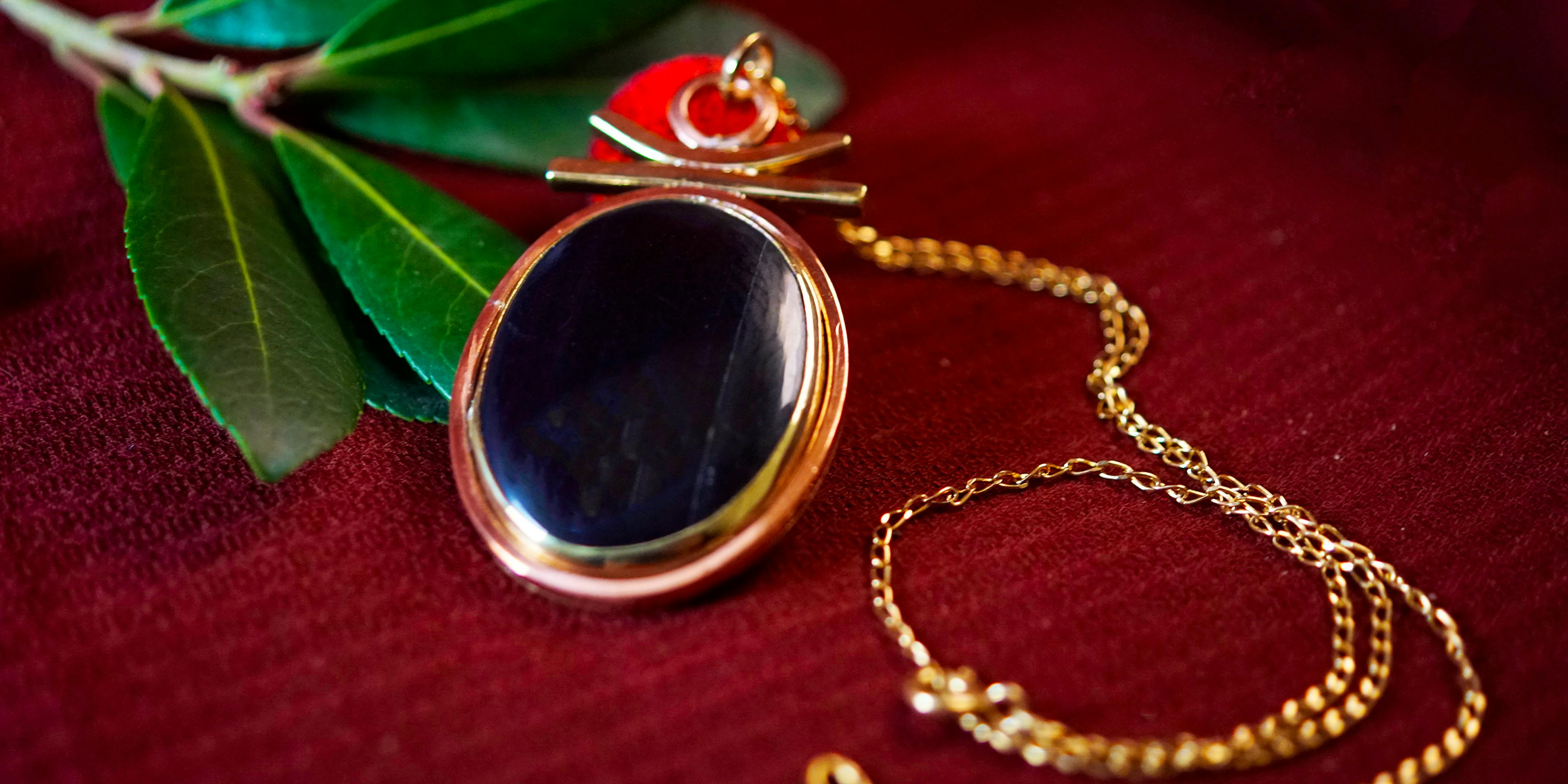 Pendentif posé sur une branche d'arbousié