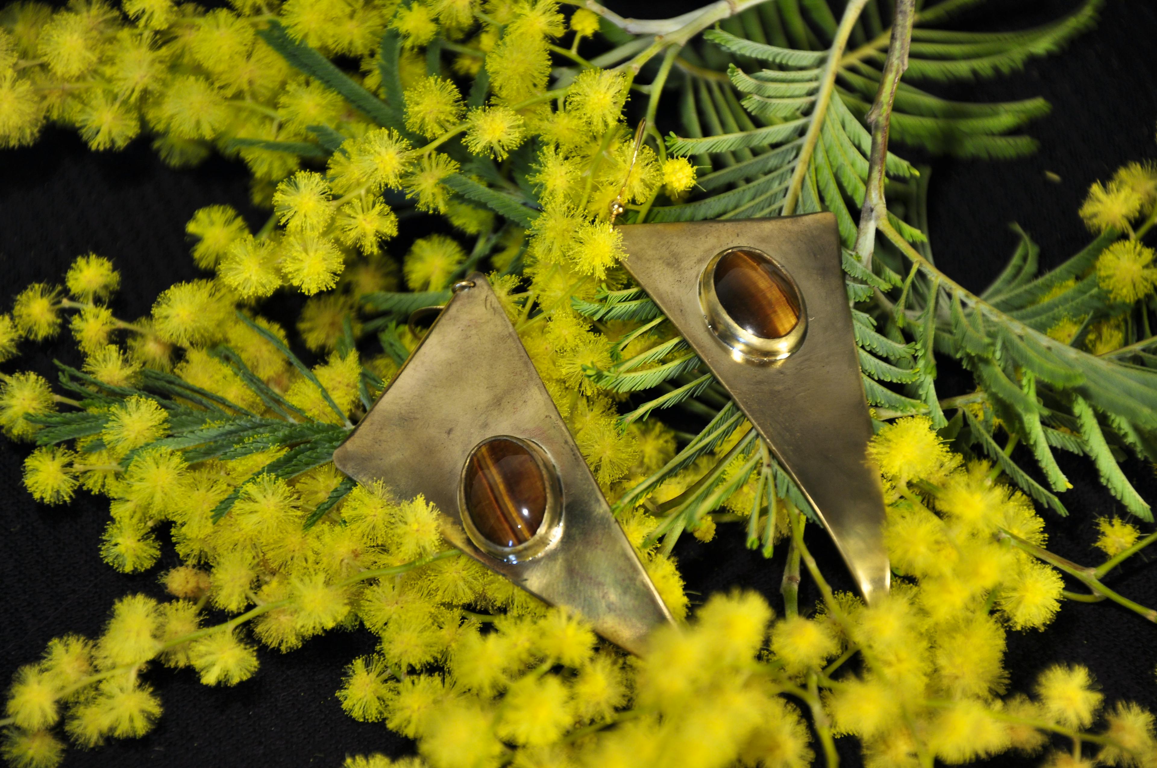 boucles d'oreilles posées sur du mimosa