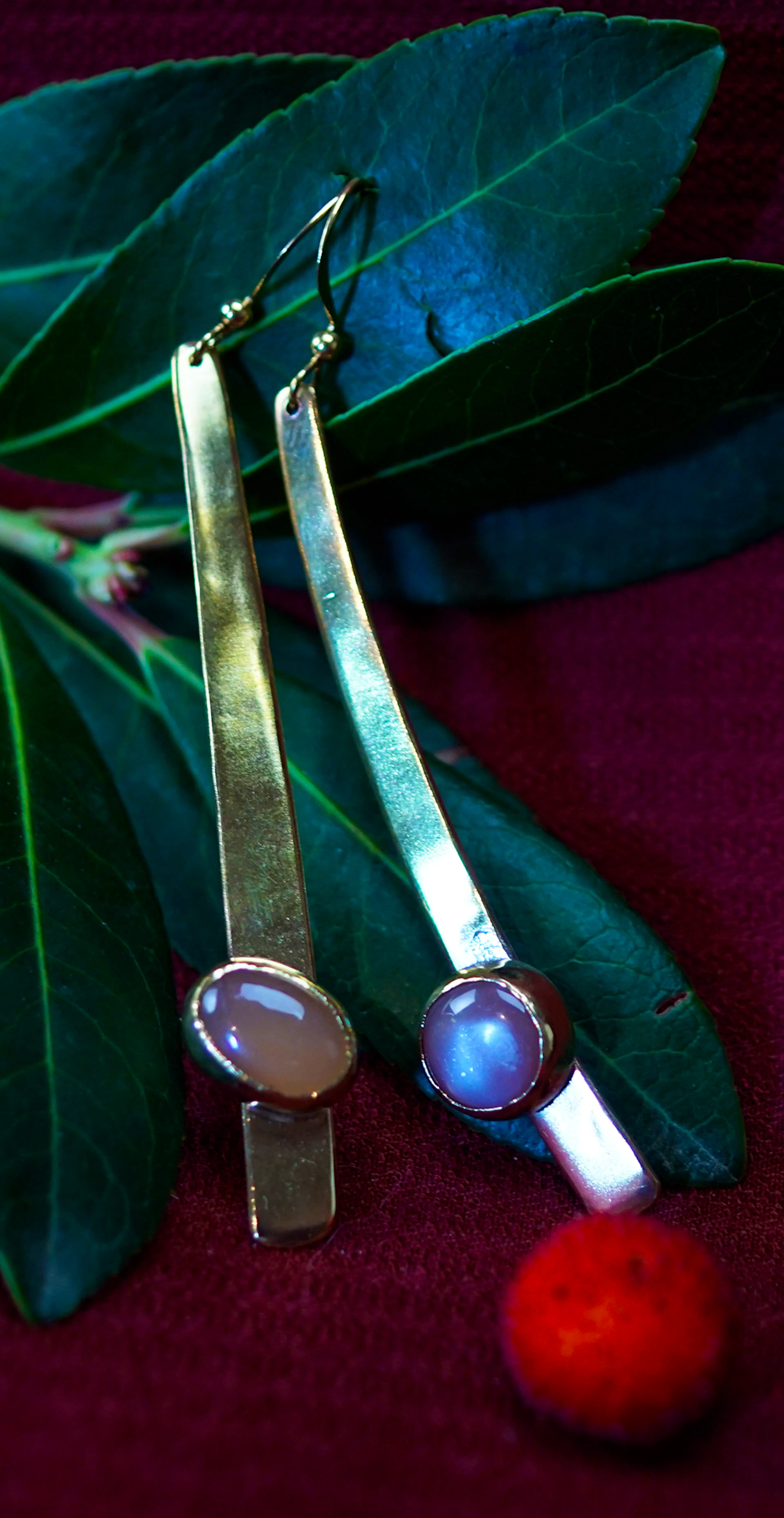 Boucle d'oreilles posées sur une branche d'arbousié