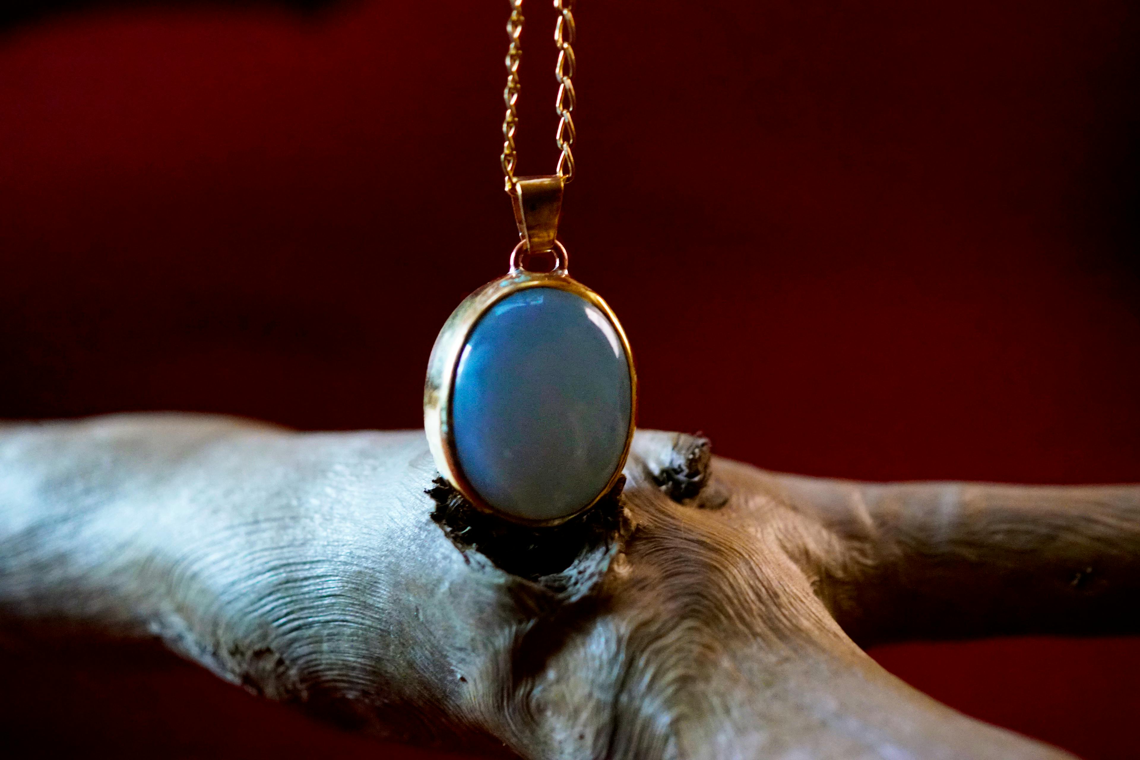 Pendentif exposées sur une racine