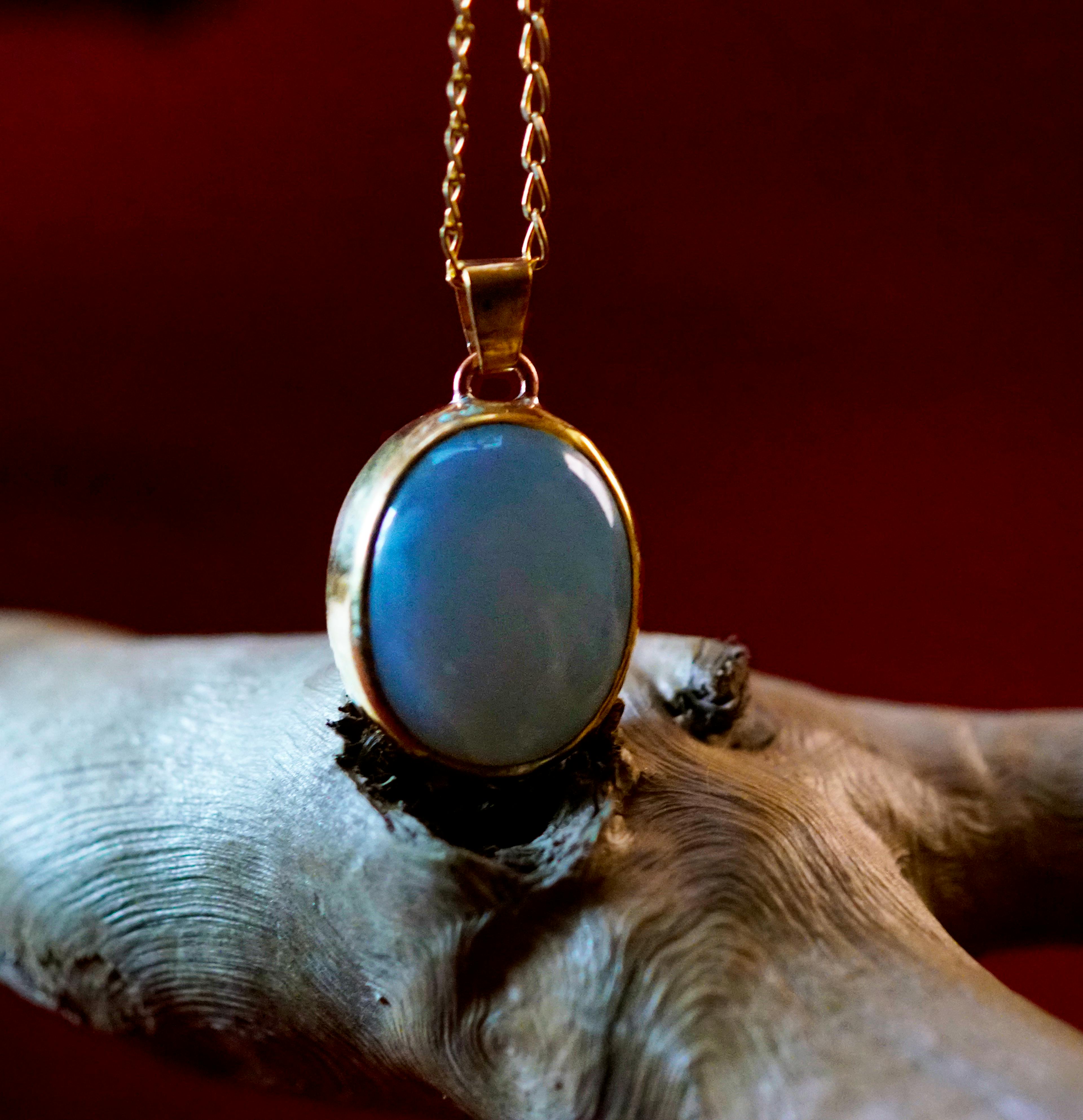 Pendentif exposées sur une racine