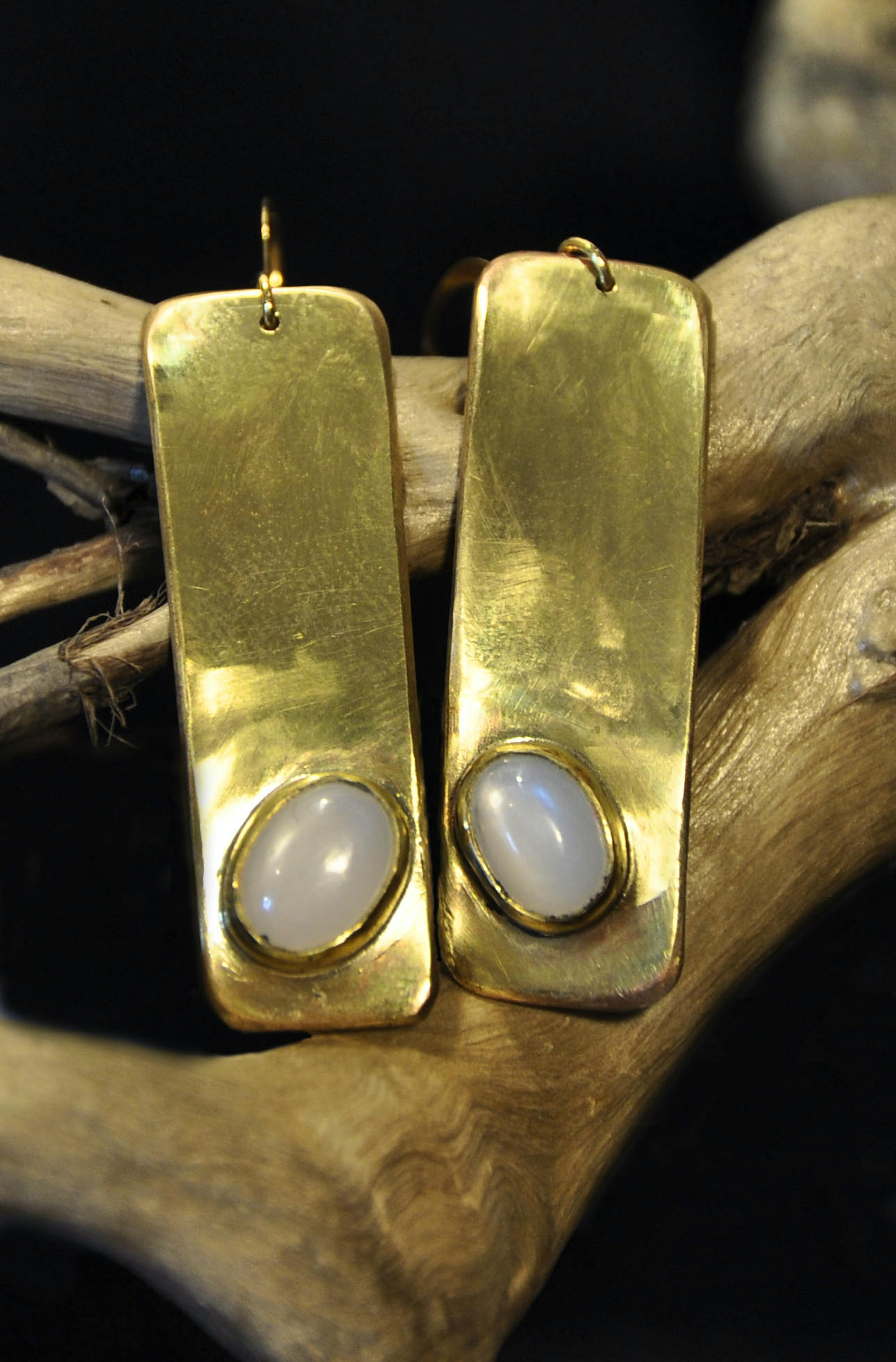 boucles d'oreilles posée sur une racine