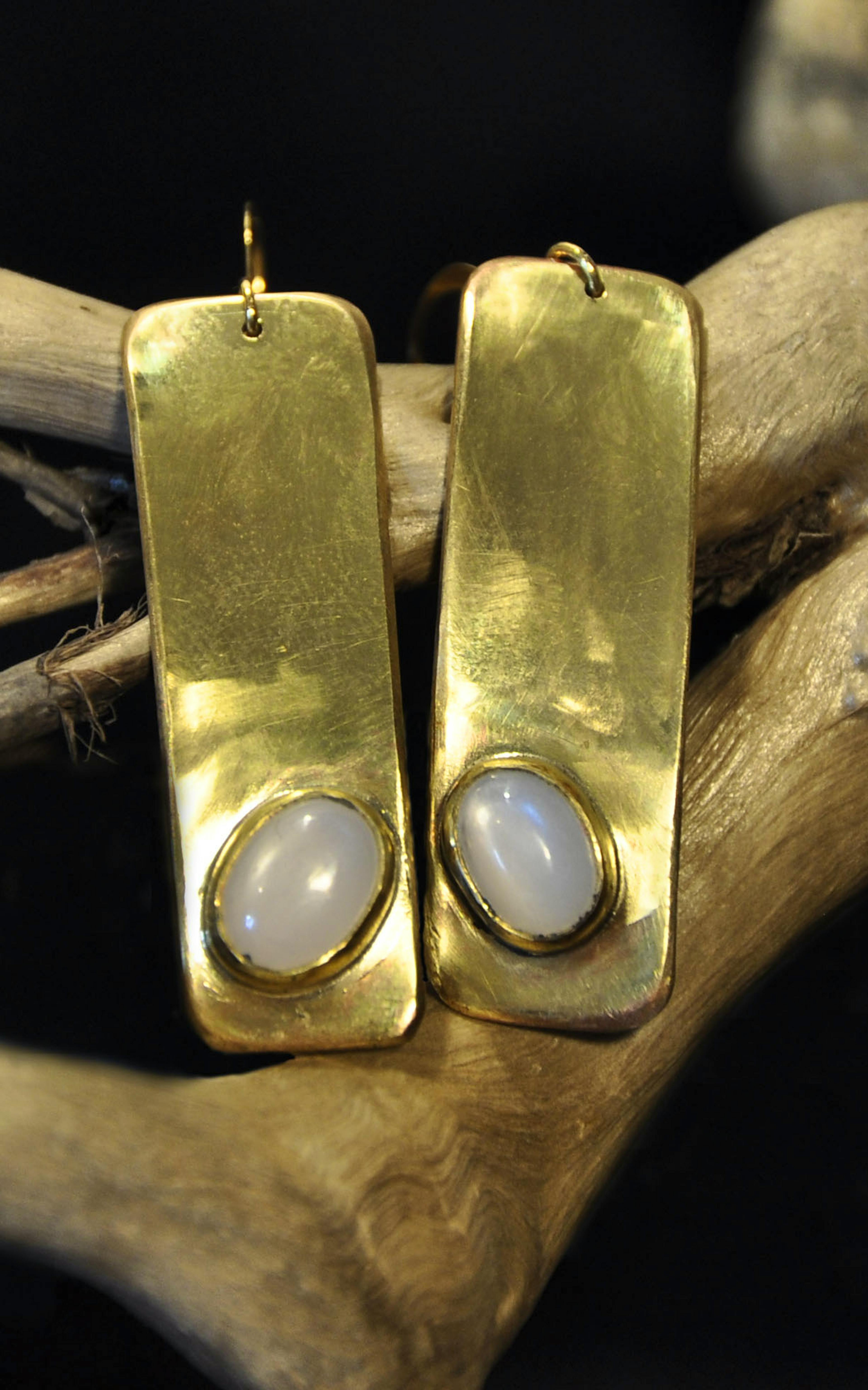 boucles d'oreilles posée sur une racine